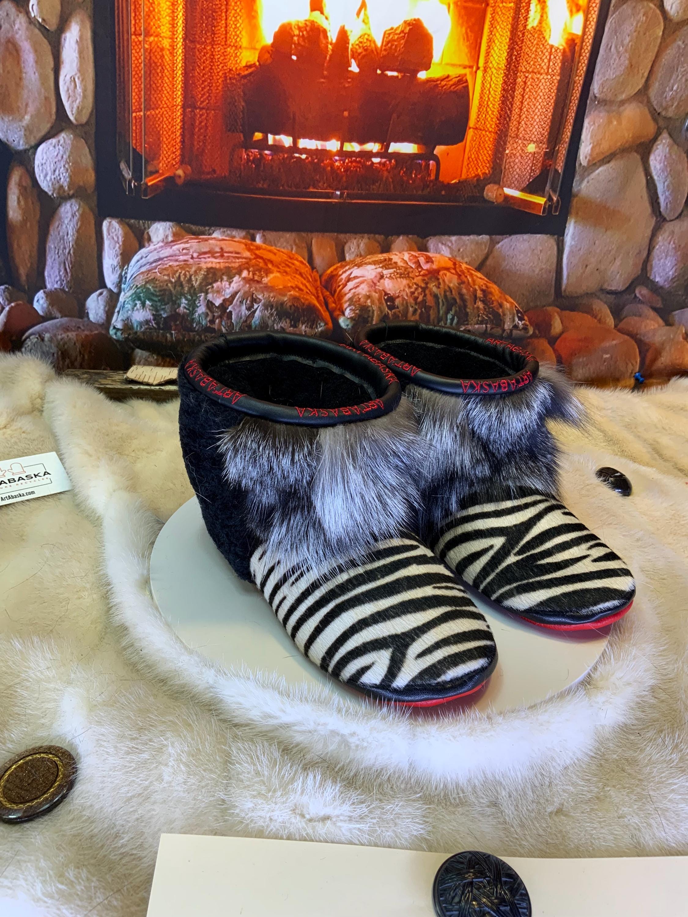 Mocassins d’intérieur Huguette – 6 femme – peau de vache recyclée imprimée zèbre, semelle rouge éclatante ✨🖤🤍❤️