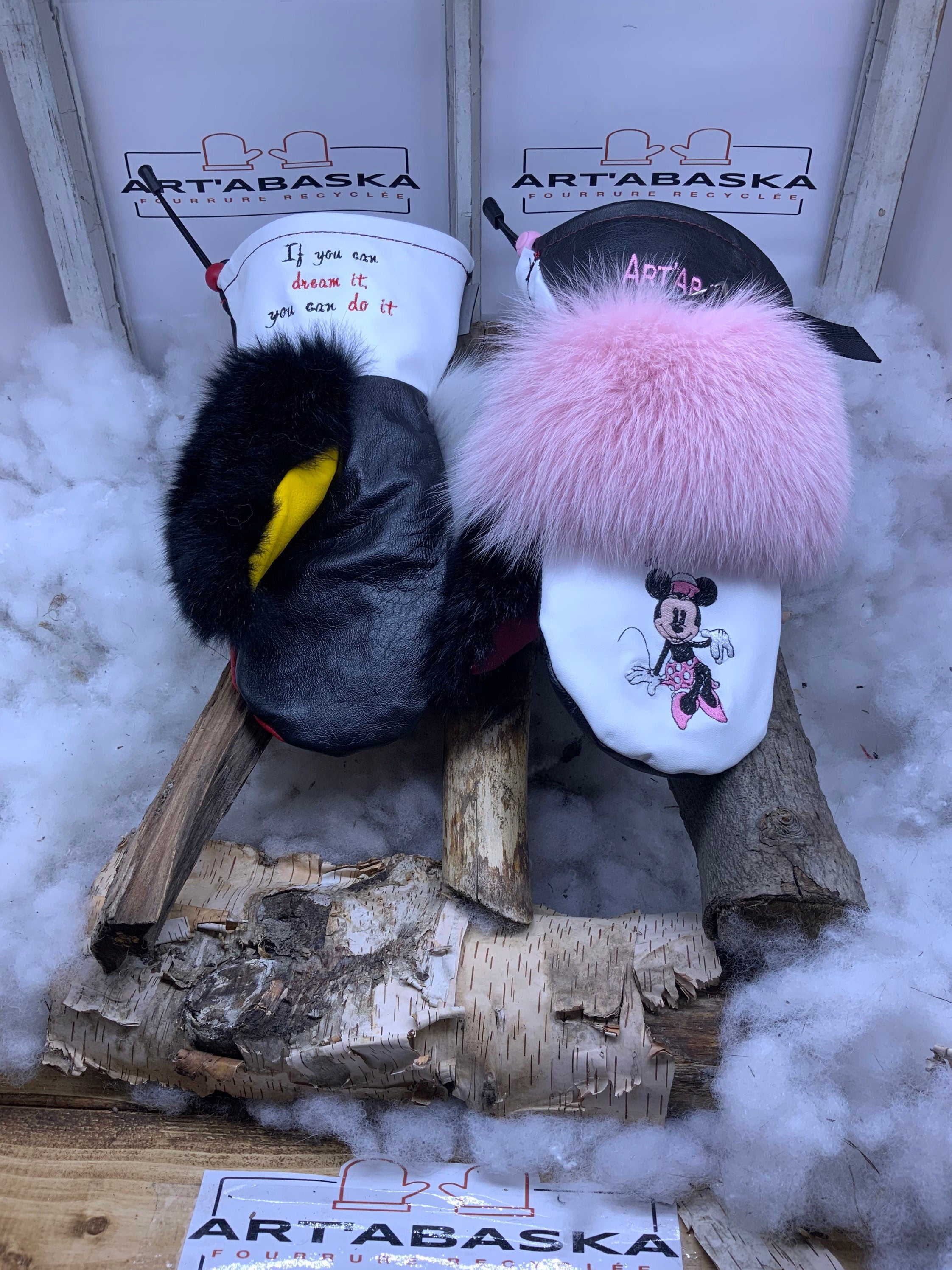 Mitaines Gilberte LARGE/MED cuir recyclé édition Mickey Minnie Disney brodées renard blanc opossum noir pièce unique fait à la main Québec