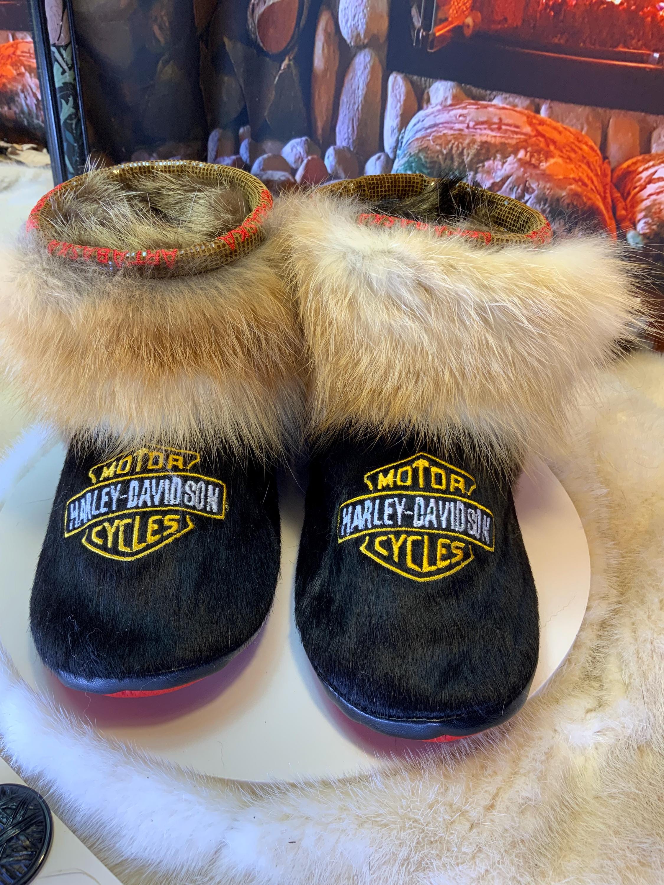 Mocassins d’intérieur Pierrette 8 femme, cuir de vache noire brodé Harley-Davidson, fourrure recyclée, faits à la main au Québec 🏍️✨