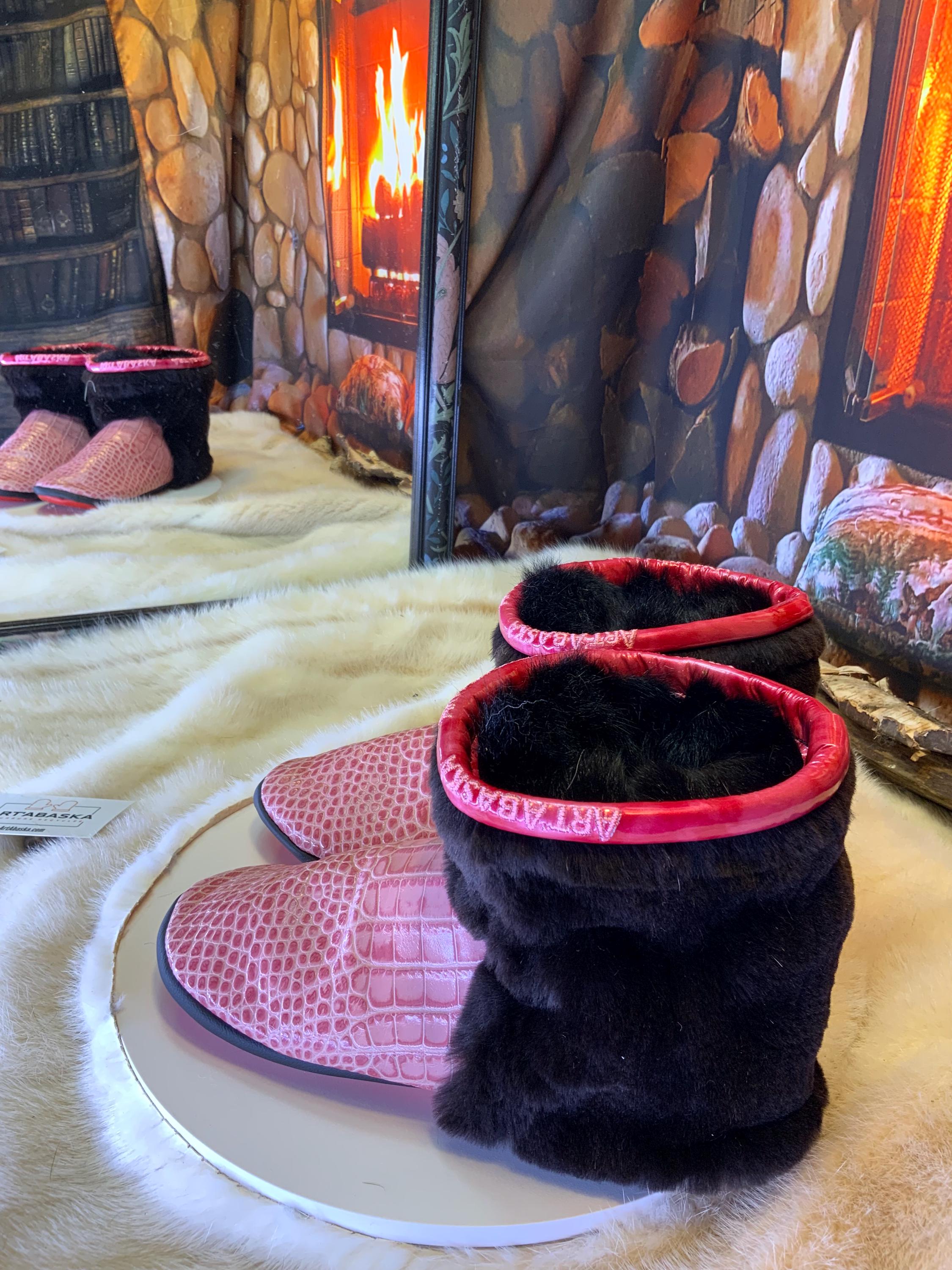 Mocassins d’intérieur Johanne 8 femme, cuir croco rose recyclé et castor rasé recyclé, faits à la main au Québec 💗✨