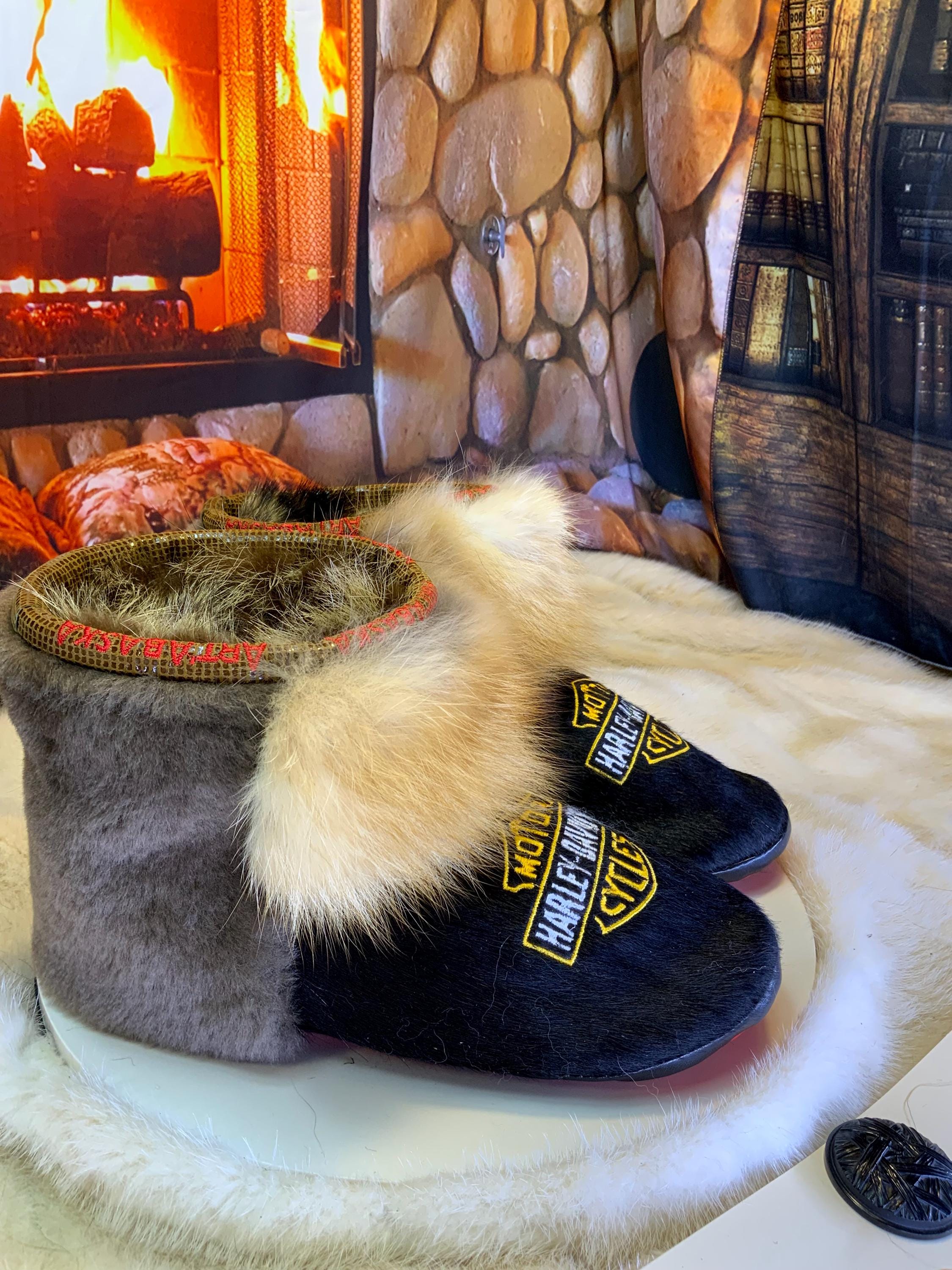 Mocassins d’intérieur Pierrette 8 femme, cuir de vache noire brodé Harley-Davidson, fourrure recyclée, faits à la main au Québec 🏍️✨