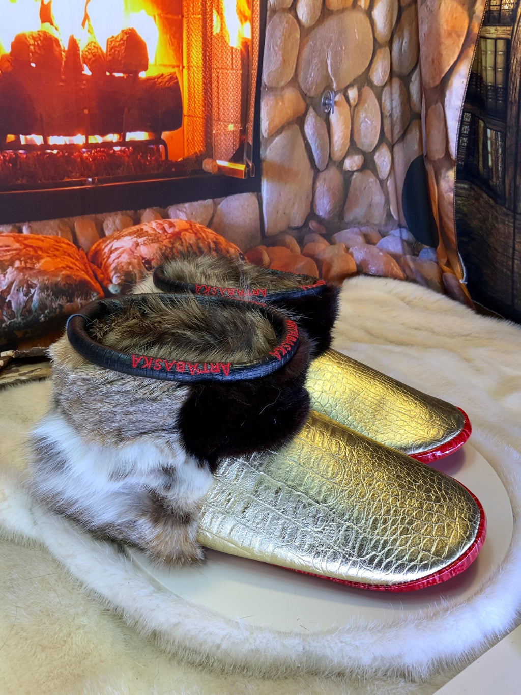 Mocassin d’intérieur homme Les Blandine – pointure 10 – cuir doré imprimé crocodile, vison & coyote recyclés – fait à la main au Québec