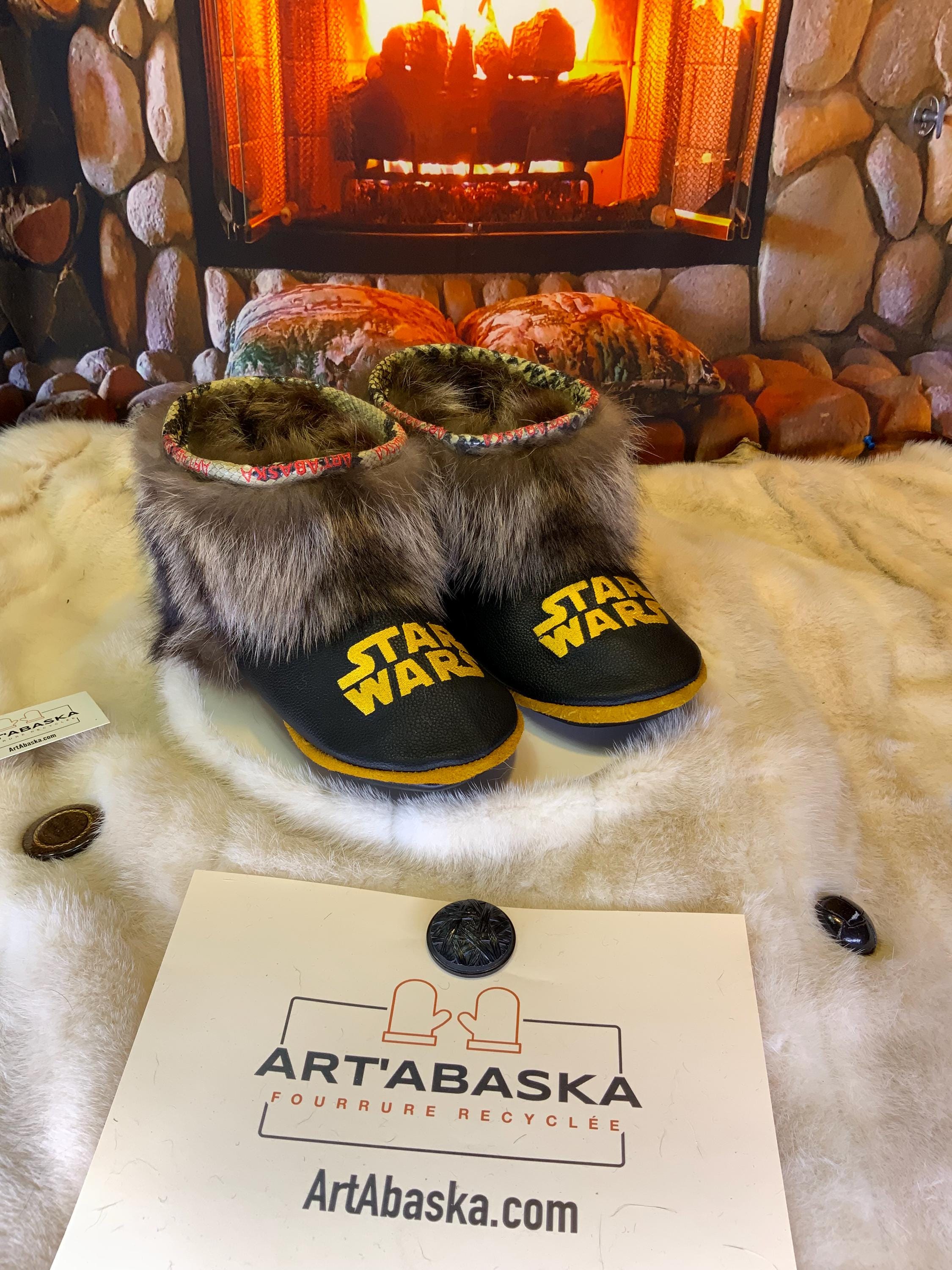 Mocassin d’intérieur homme Les Lizette – pointure 10 – cuir italien brodé Star Wars & raton recyclé – semelle noire or – fait main Québec