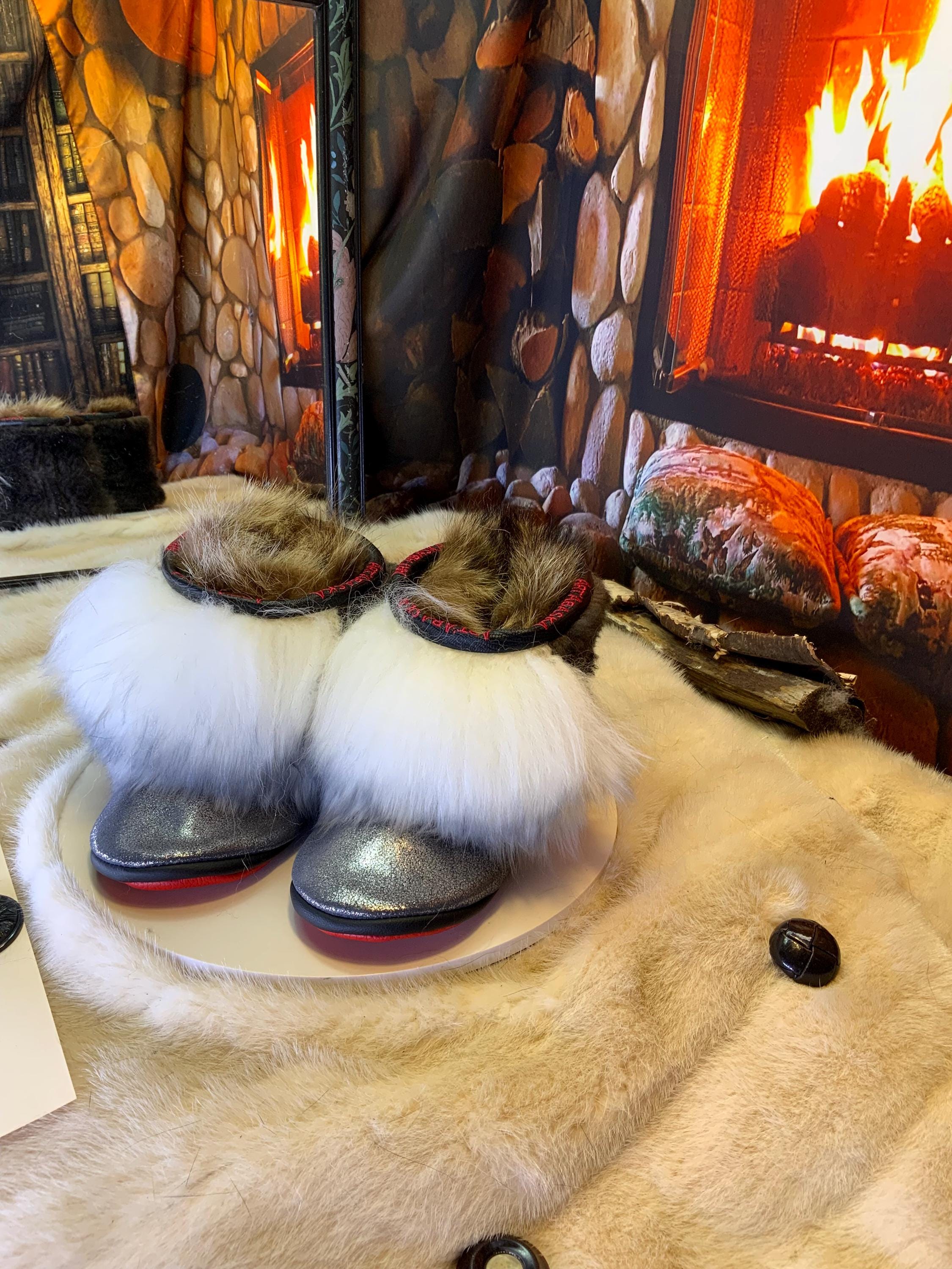 Mocassins d’intérieur Denise – 6 femme – cuir argenté recyclé brillant, semelle rouge brodée ArtAbaska bleu royal, pièce unique Québec ✨