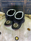 Mocassin d’intérieur homme Les Hélène – pointure 11 – édition spéciale Bruins de Boston – cuir & fourrure recyclés – fait à la main Québec