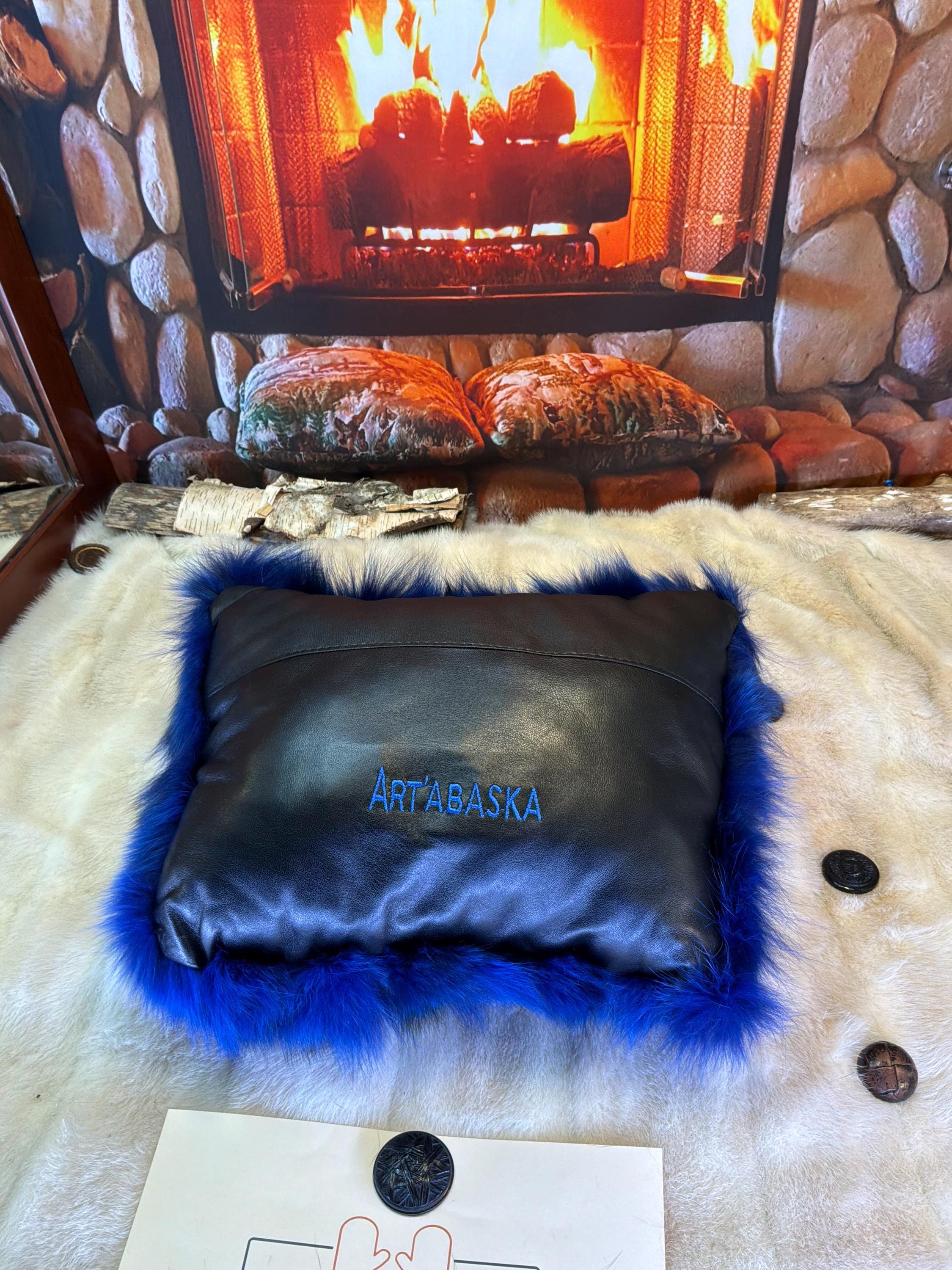 Coussin fourrure recyclée renard bleu patchwork fait à la main Québec coussin décoratif cuir noir brodé pièce unique ArtAbaska