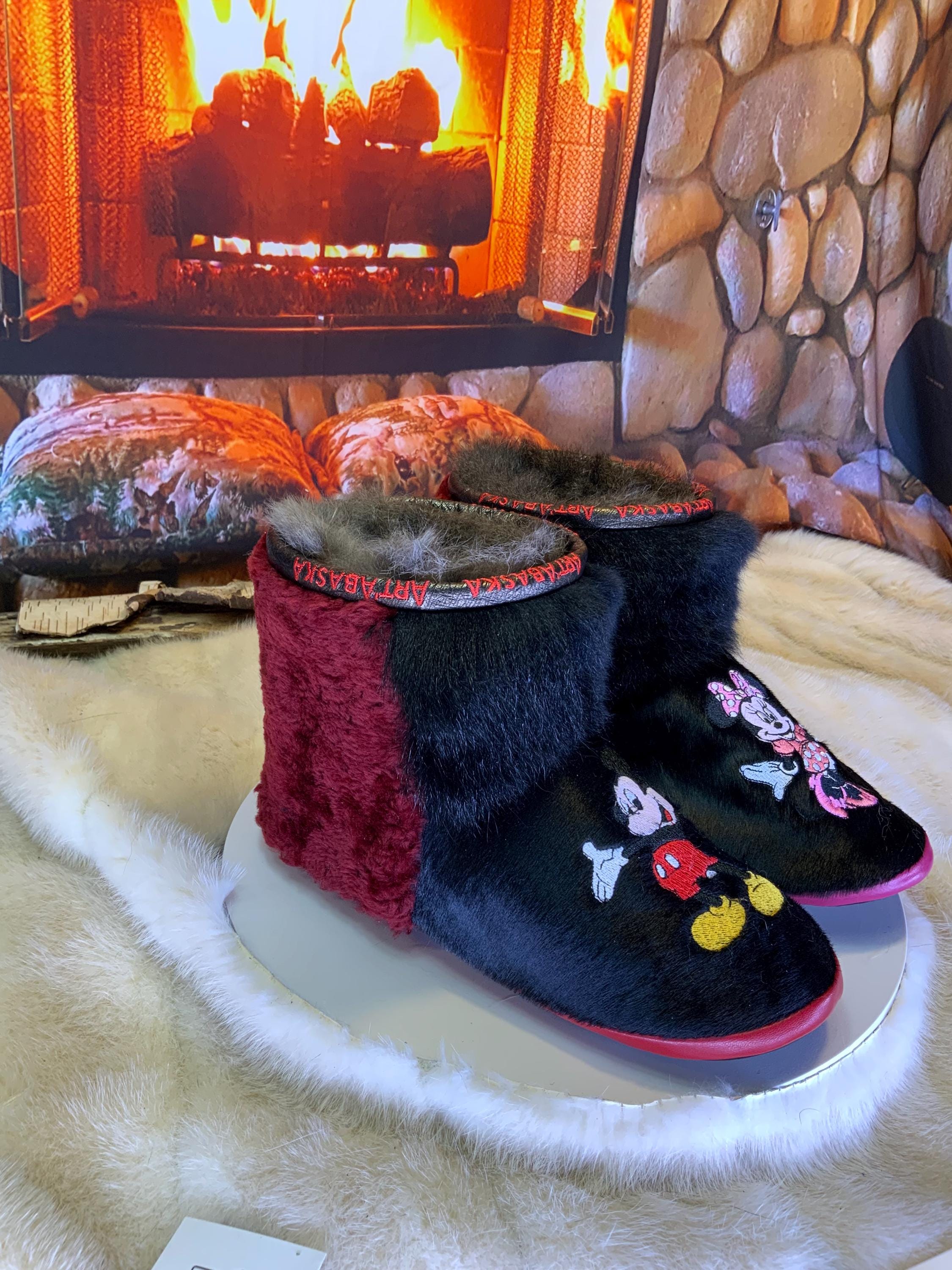 Mocassins d’intérieur Rachel 8 femme, Mickey & Minnie brodés, opossum recyclé, faits à la main au Québec 🎀🐭✨