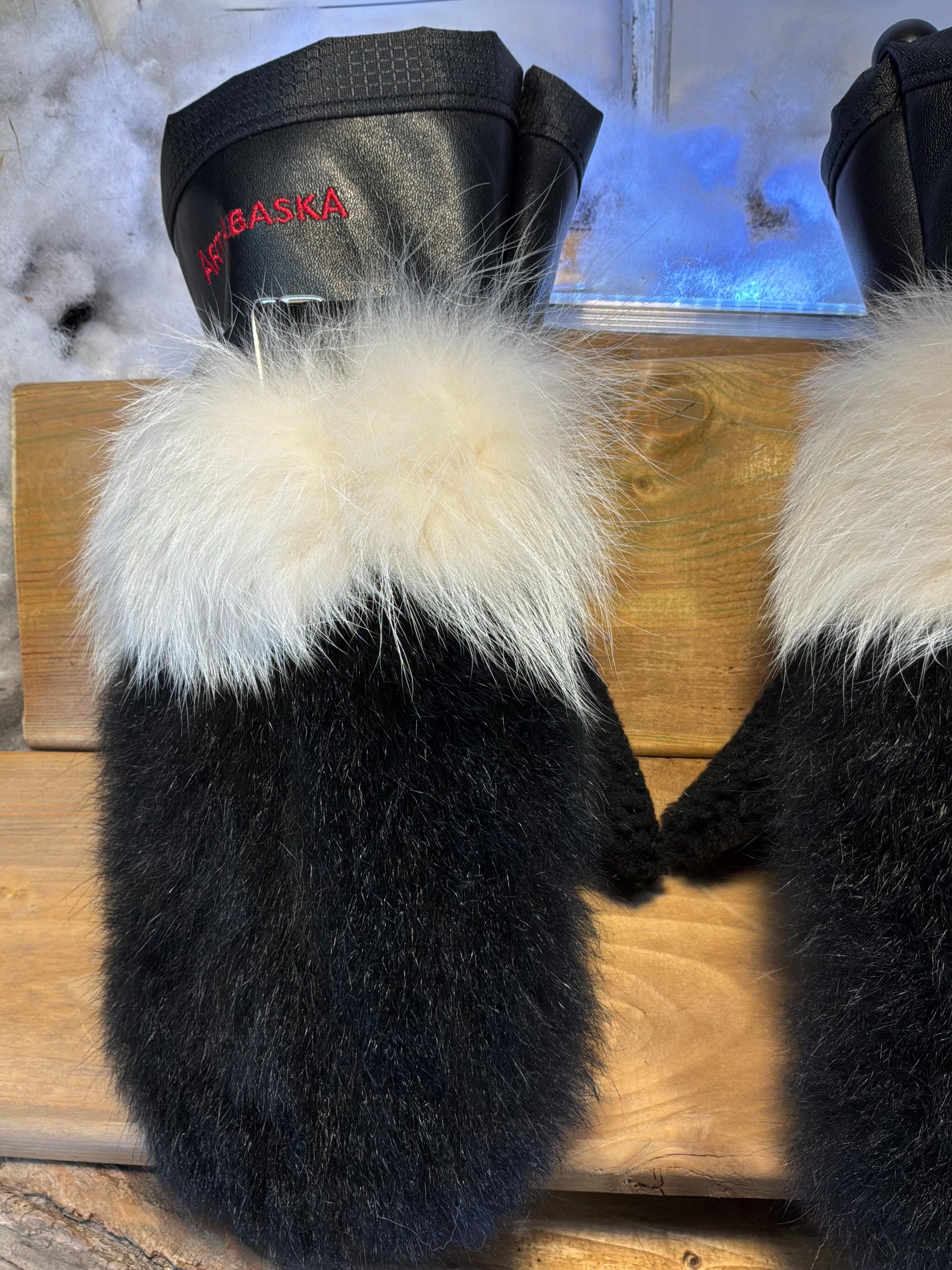 Mitaines Carole Medium cuir italien noir & opossum recyclé avec bande de renard blanc norvégien fait à la main Québec