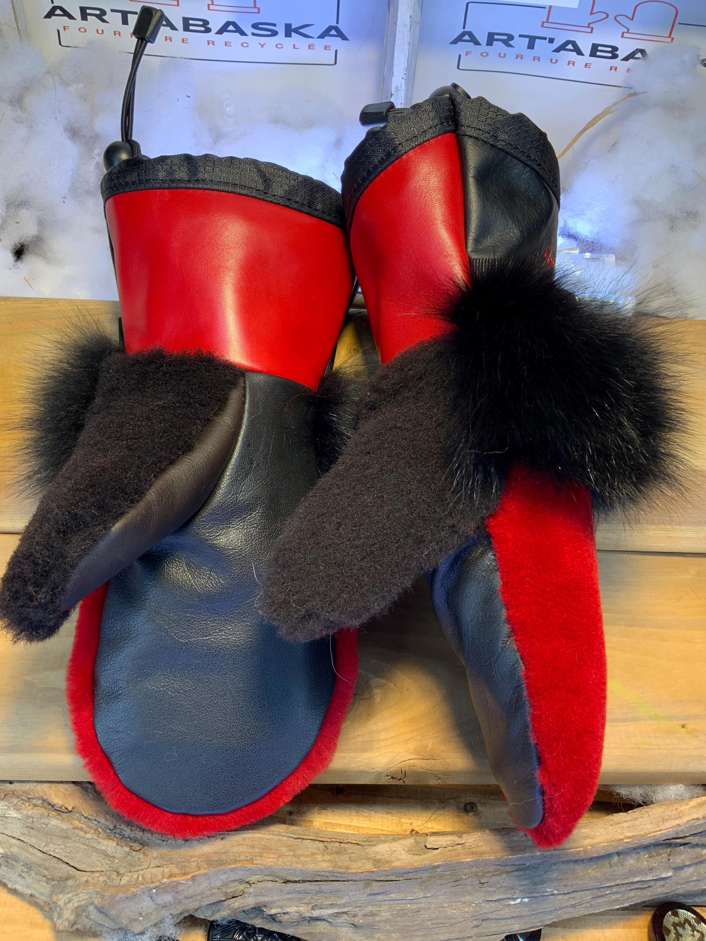 Mitaines Béatrice Medium mouton rasé rouge pompier renard noir recyclé cuir italien noir et rouge fait a la main Quebec unique