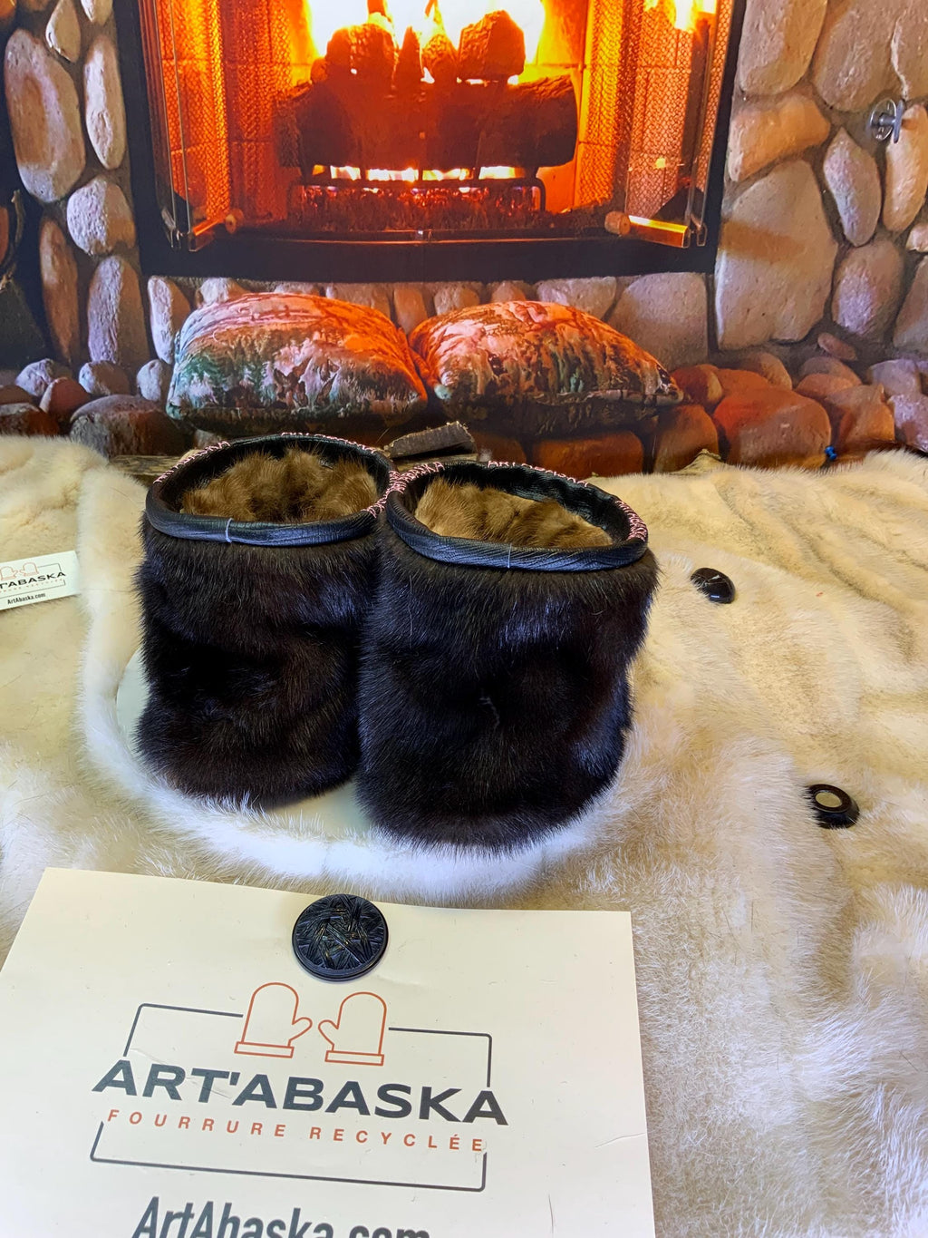 Mocassins d’intérieur Les Madeleine – 10 femme – cuir croco bourgogne & vison recyclé – fait à la main au Québec, pièce unique