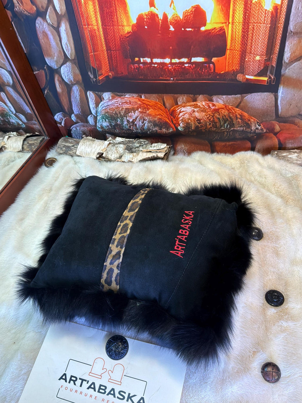 Coussin fourrure recyclée renard noir patchwork fait à la main Québec coussin décoratif cuir suède noir brodé pièce unique ArtAbaska