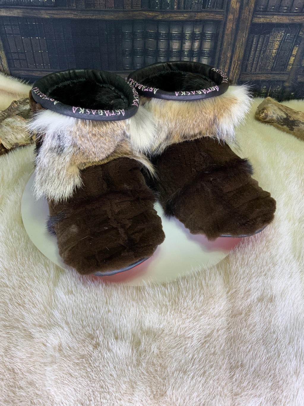 Mocassins d’intérieur Claire pour femme 7 en castor rasé brun naturel recyclé, castor non rasé et coyote naturel recyclé – faits à la main au Québec, chauds, respirants, confort de luxe, pièce unique Art’Abaska 💕