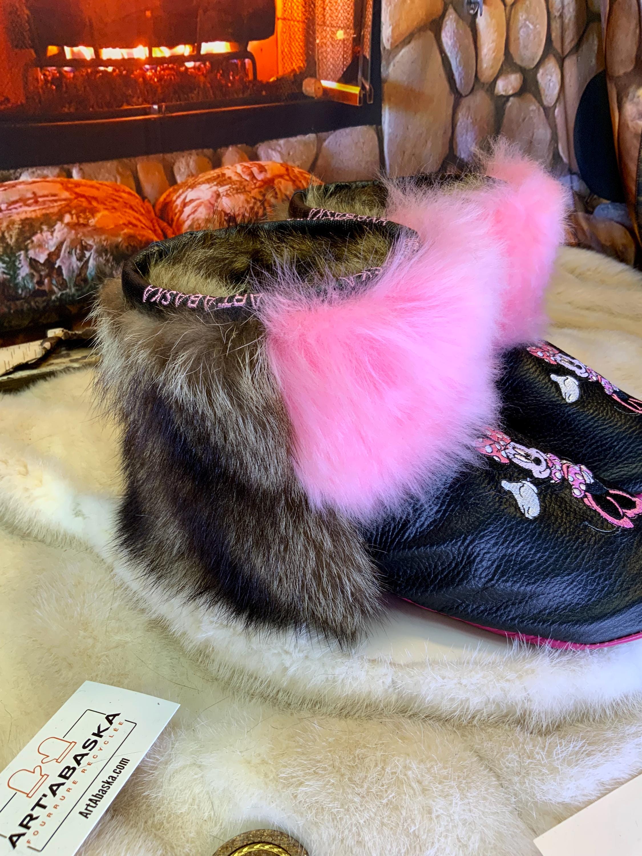 Mocassins d’intérieur Claudine – 7 femme – cuir italien brodé Minnie Mouse rose, mouton recyclé & semelle noire brodée rose, pièce unique faite à la main au Québec ✨💕
