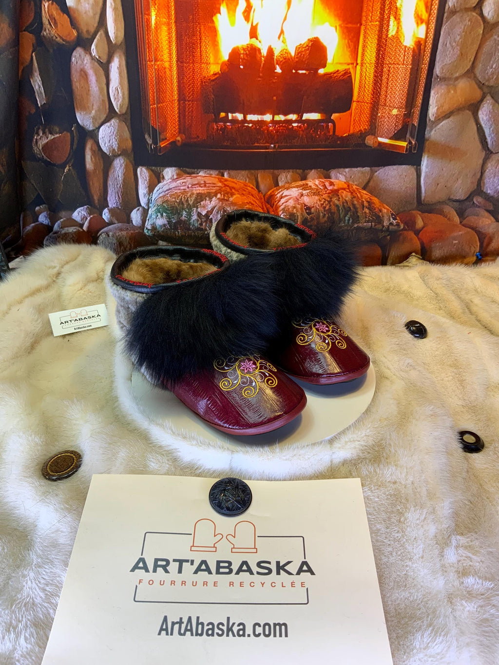 Mocassins d’intérieur Les Pierrettes – 10 femme – cuir d’anguille bourgogne brodé mandala & mouton recyclé – Québec artisanal