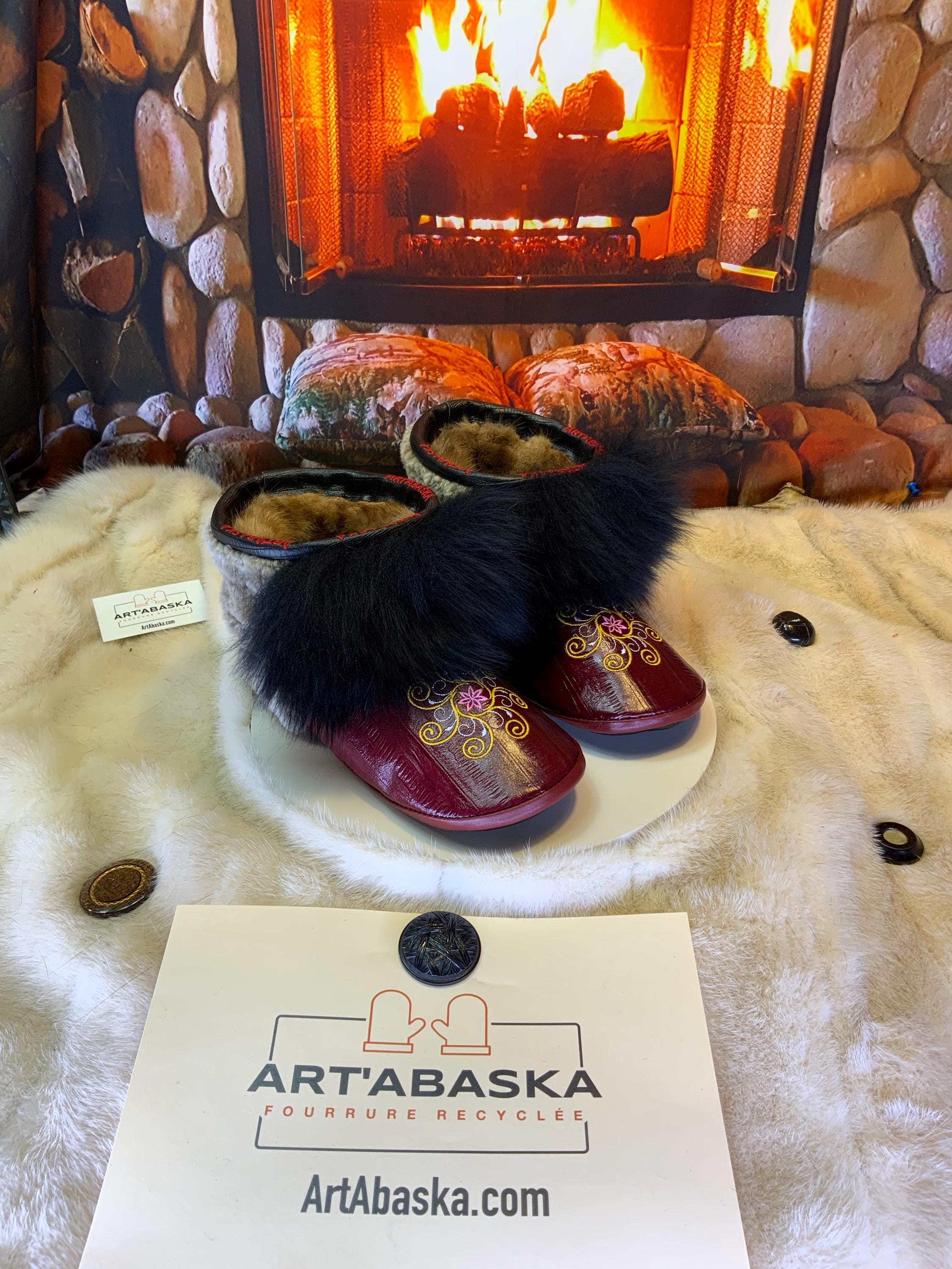 Mocassins d’intérieur Les Pierrettes – 10 femme – cuir d’anguille bourgogne brodé mandala & mouton recyclé – Québec artisanal