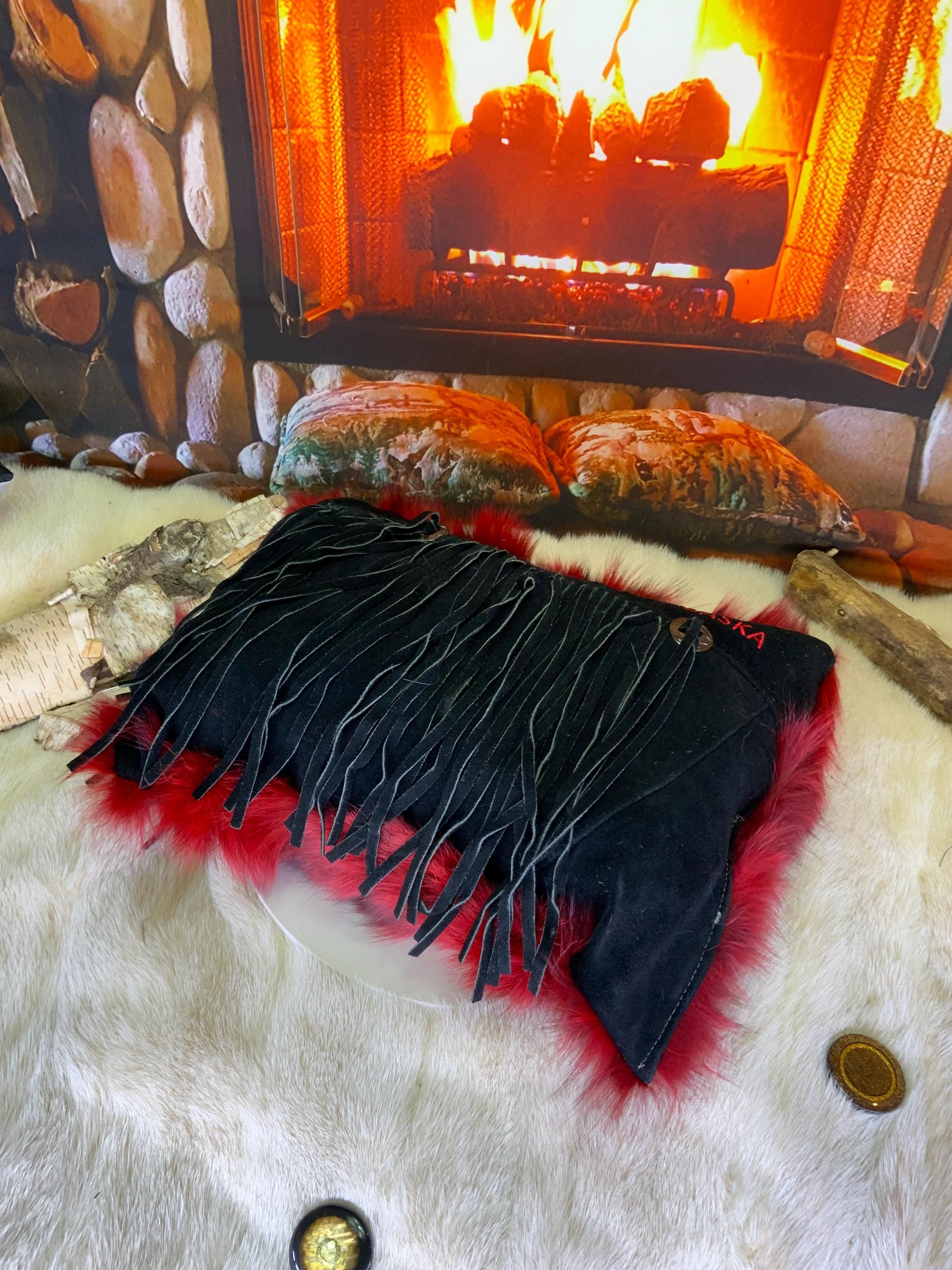 Coussin décoratif en fourrure recyclée en renard recyclé cousus en lanières style patchwork rouge