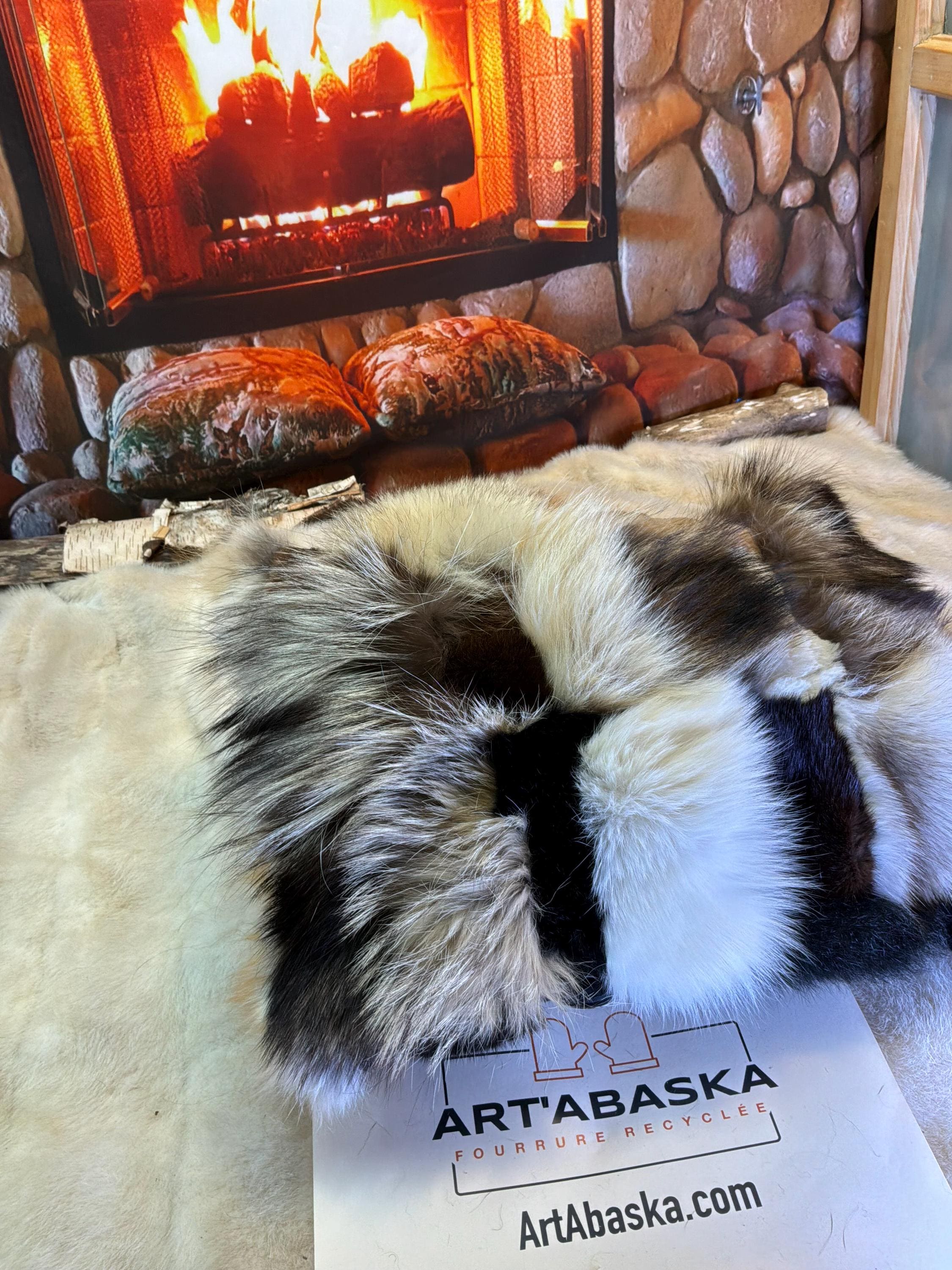 Coussin patchwork fourrures recyclées fait à la main Québec coussin décoratif cuir brun chocolat avec poche pièce unique ArtAbaska