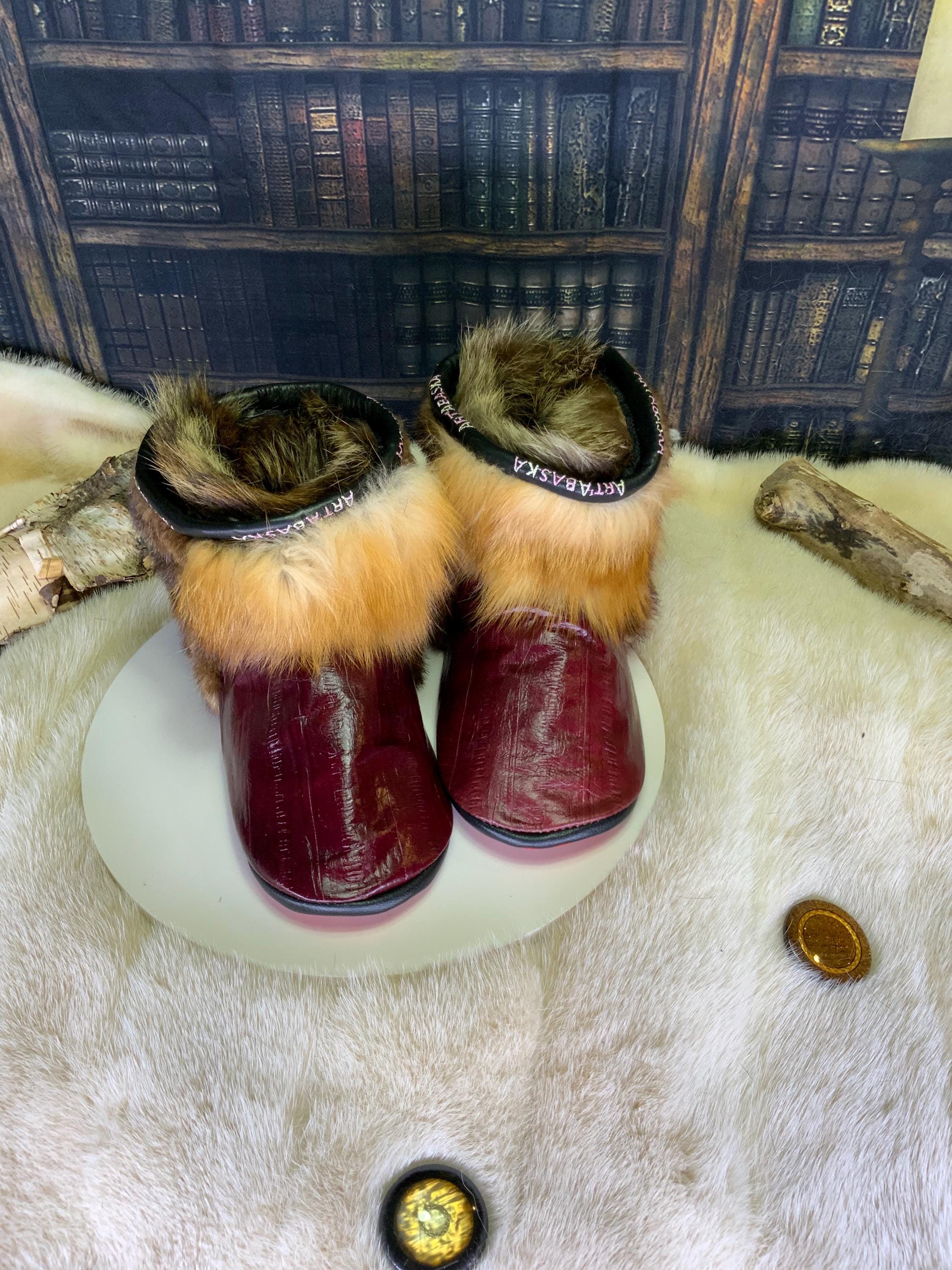 Mocassins d’intérieur Berthe pour femme 8 en cuir italien bourgogne style anguille et fourrures recyclées – faits à la main au Québec, chauds, respirants, confort de luxe, pièce unique Art’Abaska 💕