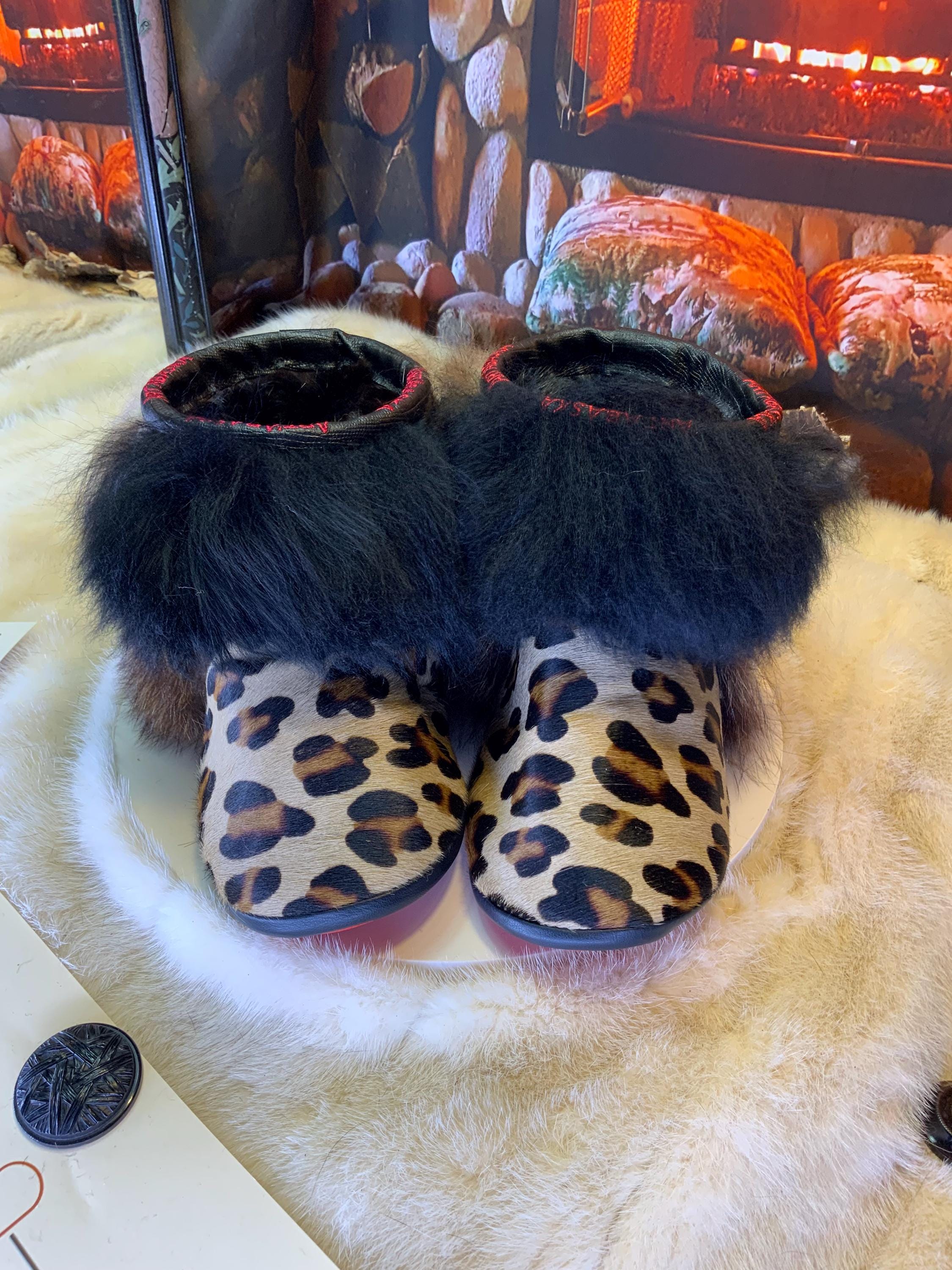 Mocassins d’intérieur Dorice – 8 femme – cuir de vache imprimé léopard, fourrure recyclée & semelle rouge, pièce unique faite à la main au Québec ✨🐆❤️