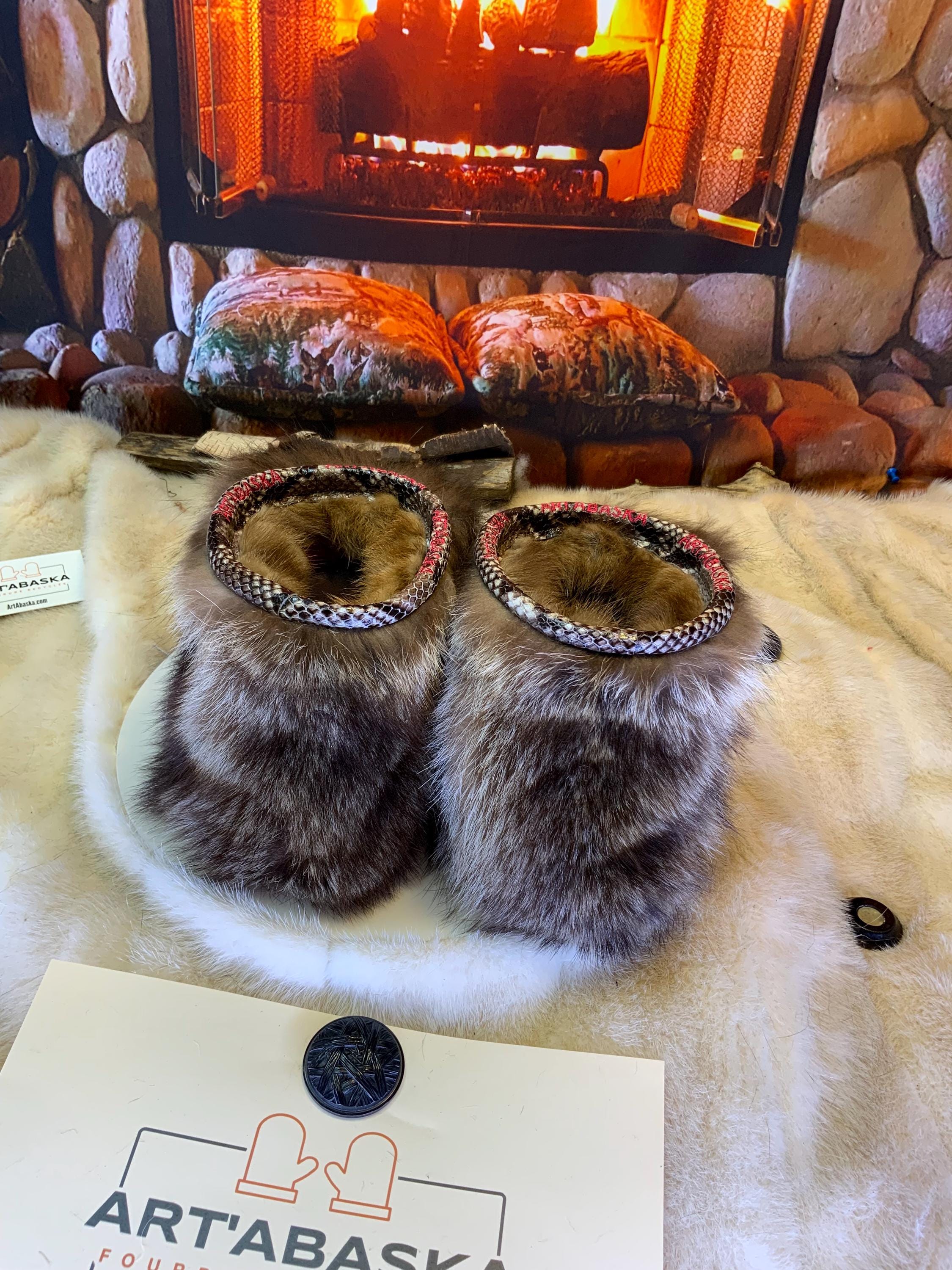 Mocassins d’intérieur Les Giselle – 10 femme – cuir brun mandala brodé rose jaune & raton recyclé, pièce unique Québec artisanal