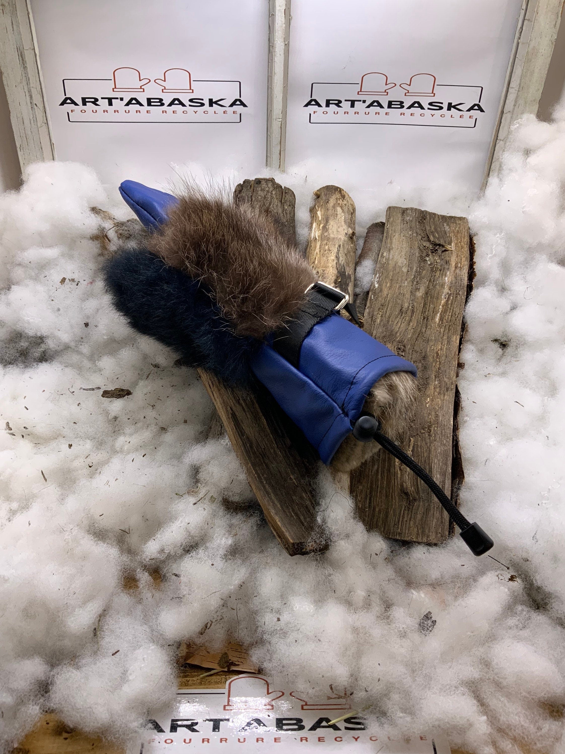 Mitaines Clementine Medium – Cuir bleu royal & rouge haut de gamme fourrures recyclées raton et opossum fait main Québec