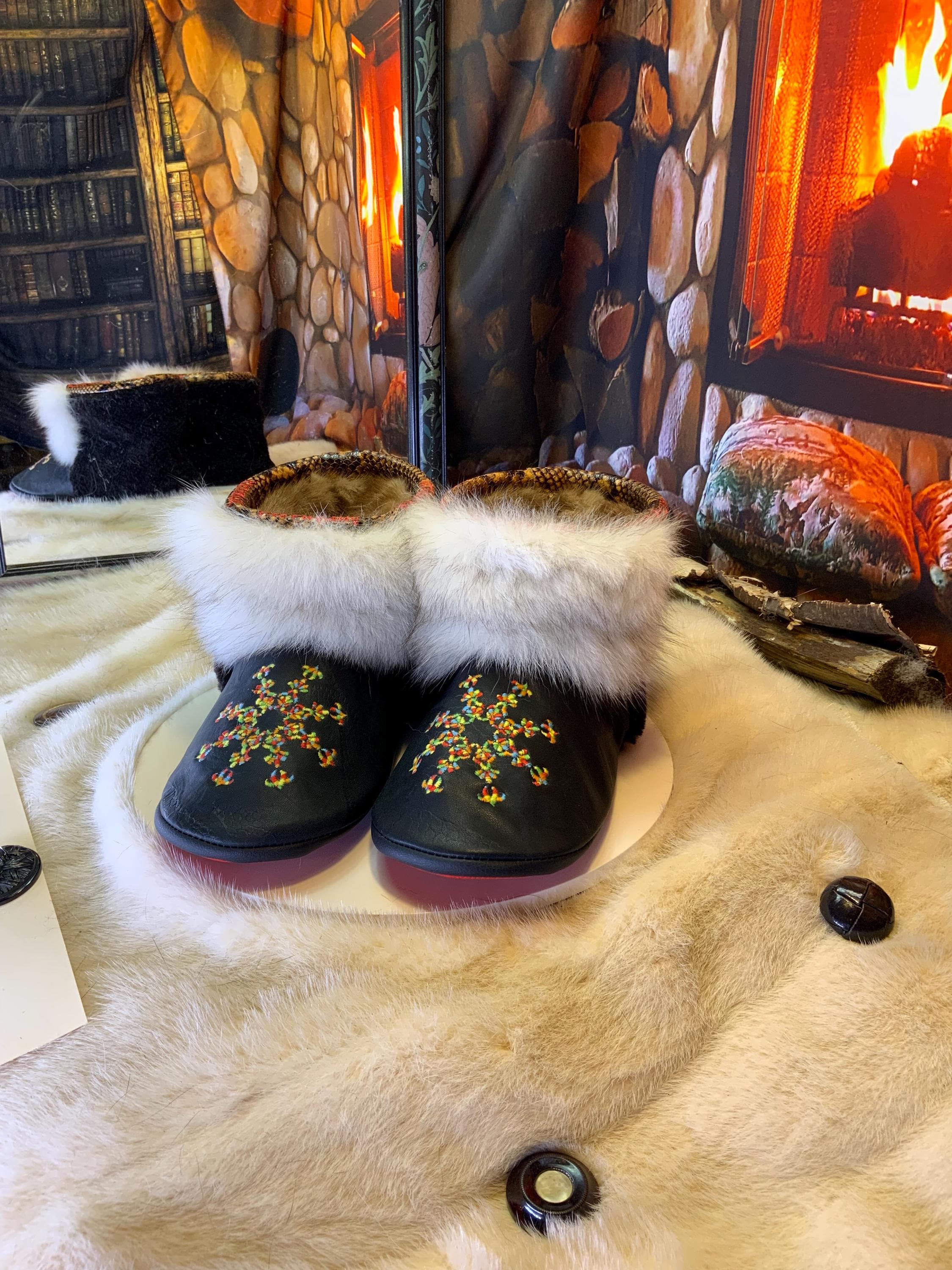 Mocassins d’intérieur Les Lysandre – 10 femme – cuir italien brodé mandala coloré & renard norvégien rare – fait à la main Québec