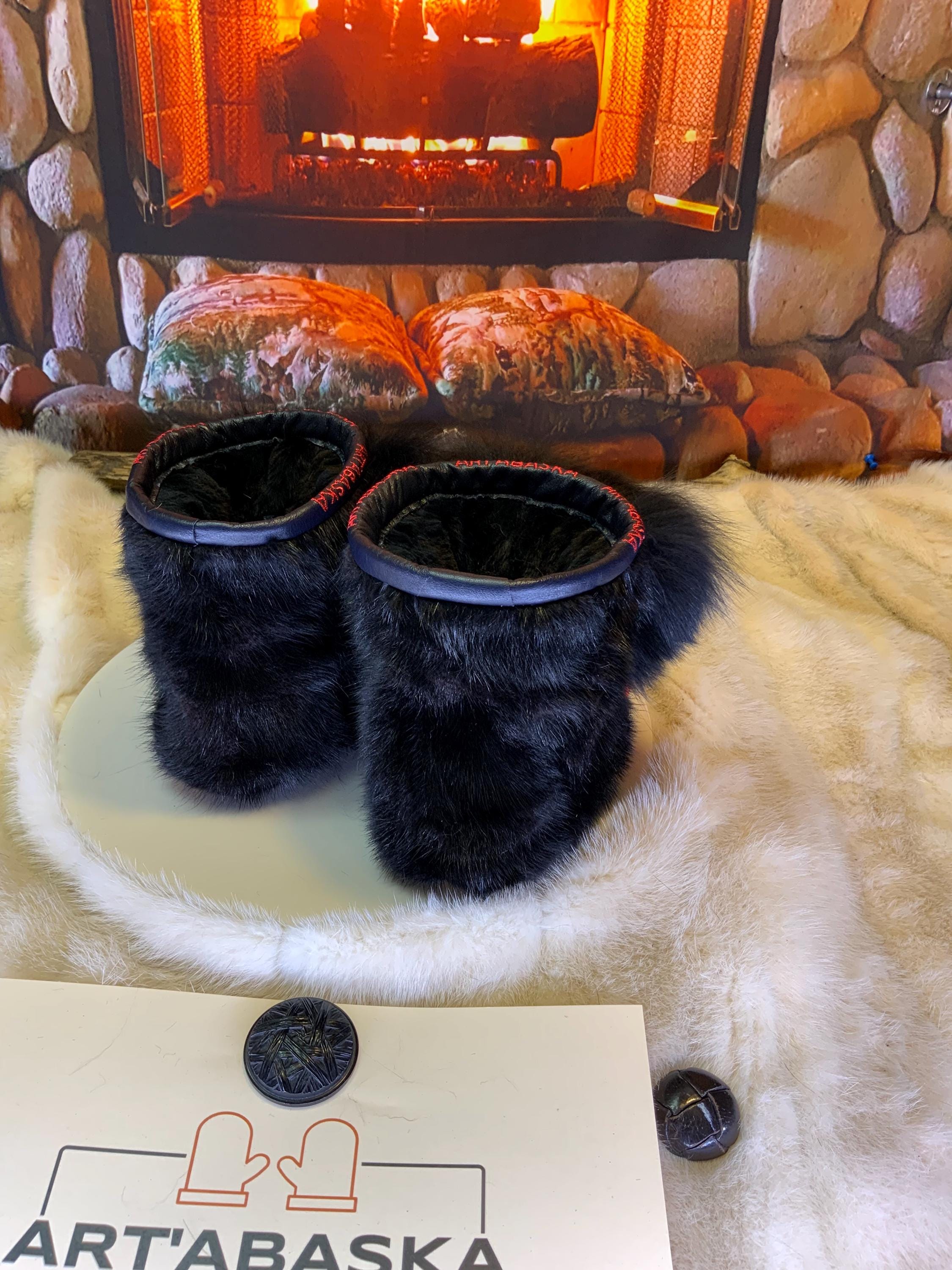 Mocassins d’intérieur Lorraine 7 femme, cuir rouge brodé Mickey Mouse, fourrure recyclée, faits à la main au Québec 🐭✨
