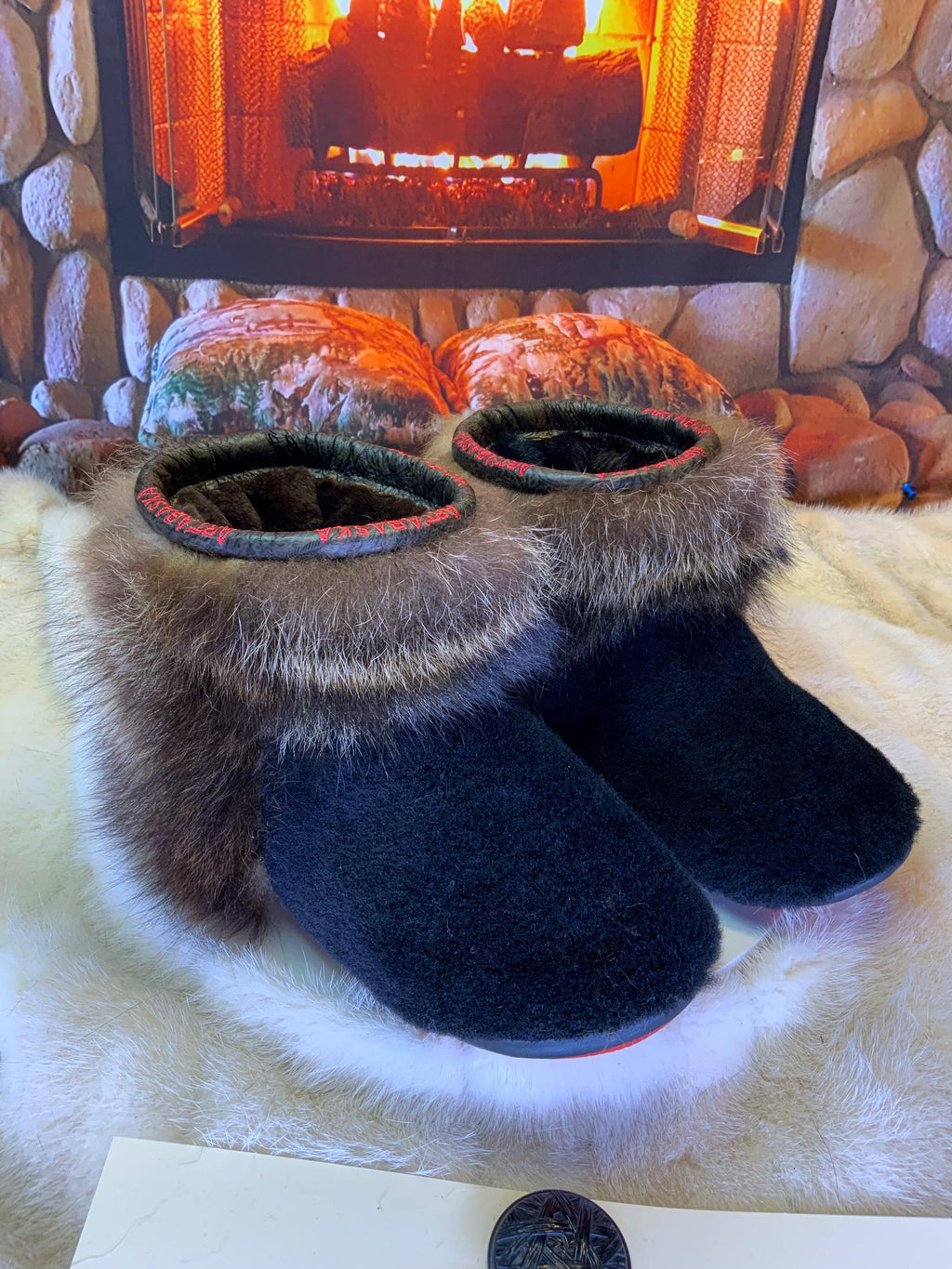 Mocassins d’intérieur Claudine – 8 femme – édition toute fourrure en mouton noir & raton recyclé, semelle rouge, faits à la main au Québec ✨🖤❤️
