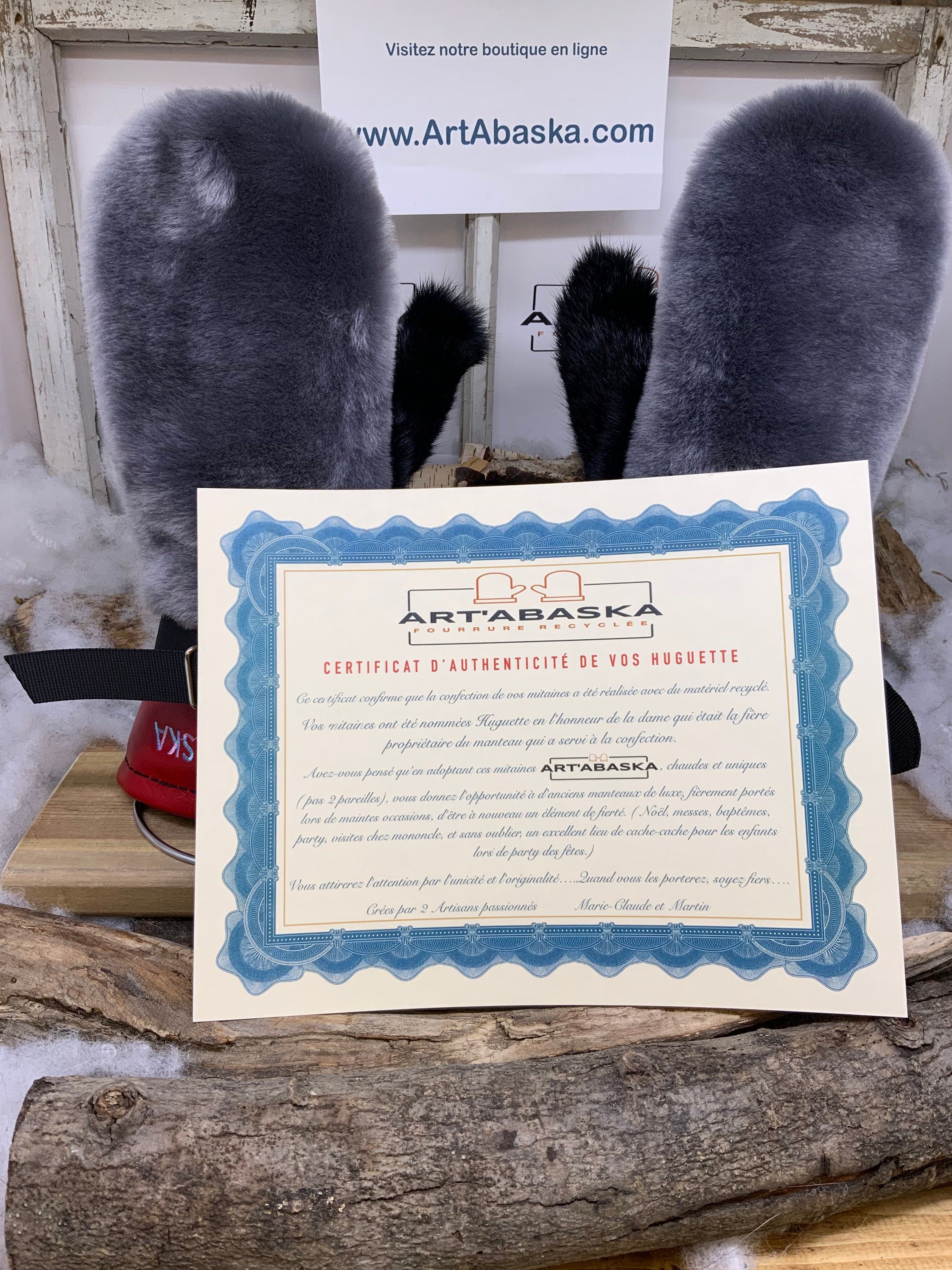 Mitaines Les Huguette – Médium, mouton gris bleu recyclé, lapin noir, cuir rouge lustré, broderie ArtAbaska, fait à la main Québec