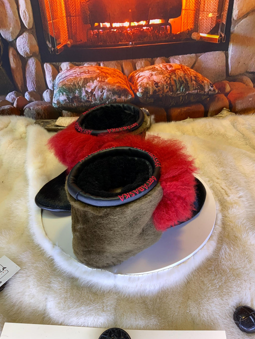 Mocassins d’intérieur Sylvianne 6 femme, peau de vache noire recyclée et mouton rouge, faits à la main au Québec ❤️✨