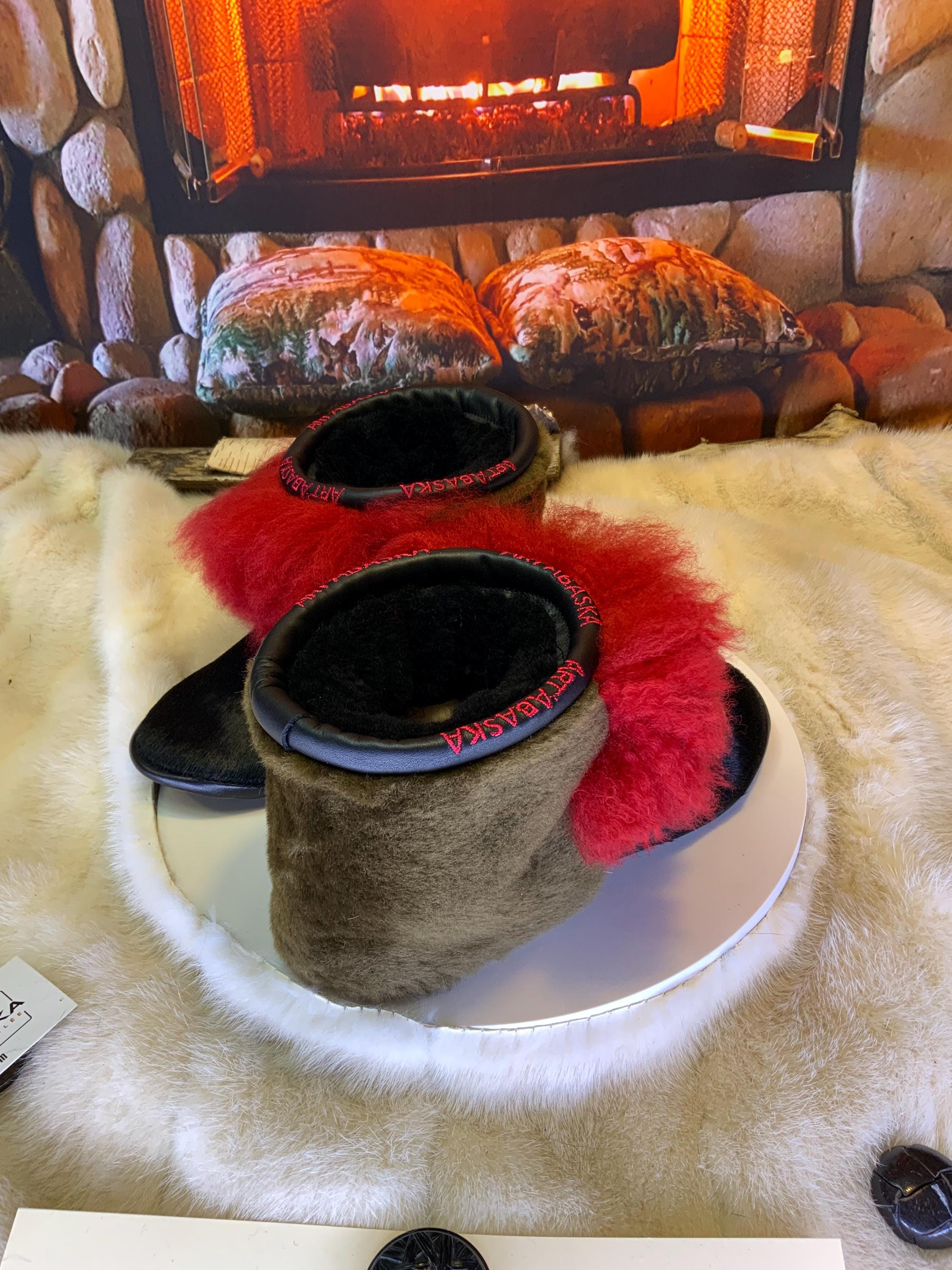 Mocassins d’intérieur Sylvianne 6 femme, peau de vache noire recyclée et mouton rouge, faits à la main au Québec ❤️✨