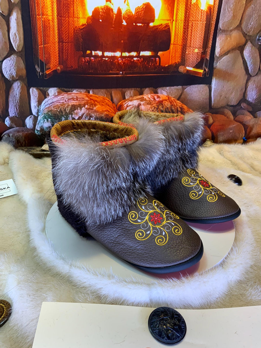 Mocassins d’intérieur Fabienne – 7 femme – cuir italien brun brodé mandala & renard cristal rare, faits à la main au Québec, pièce unique Art’Abaska ✨