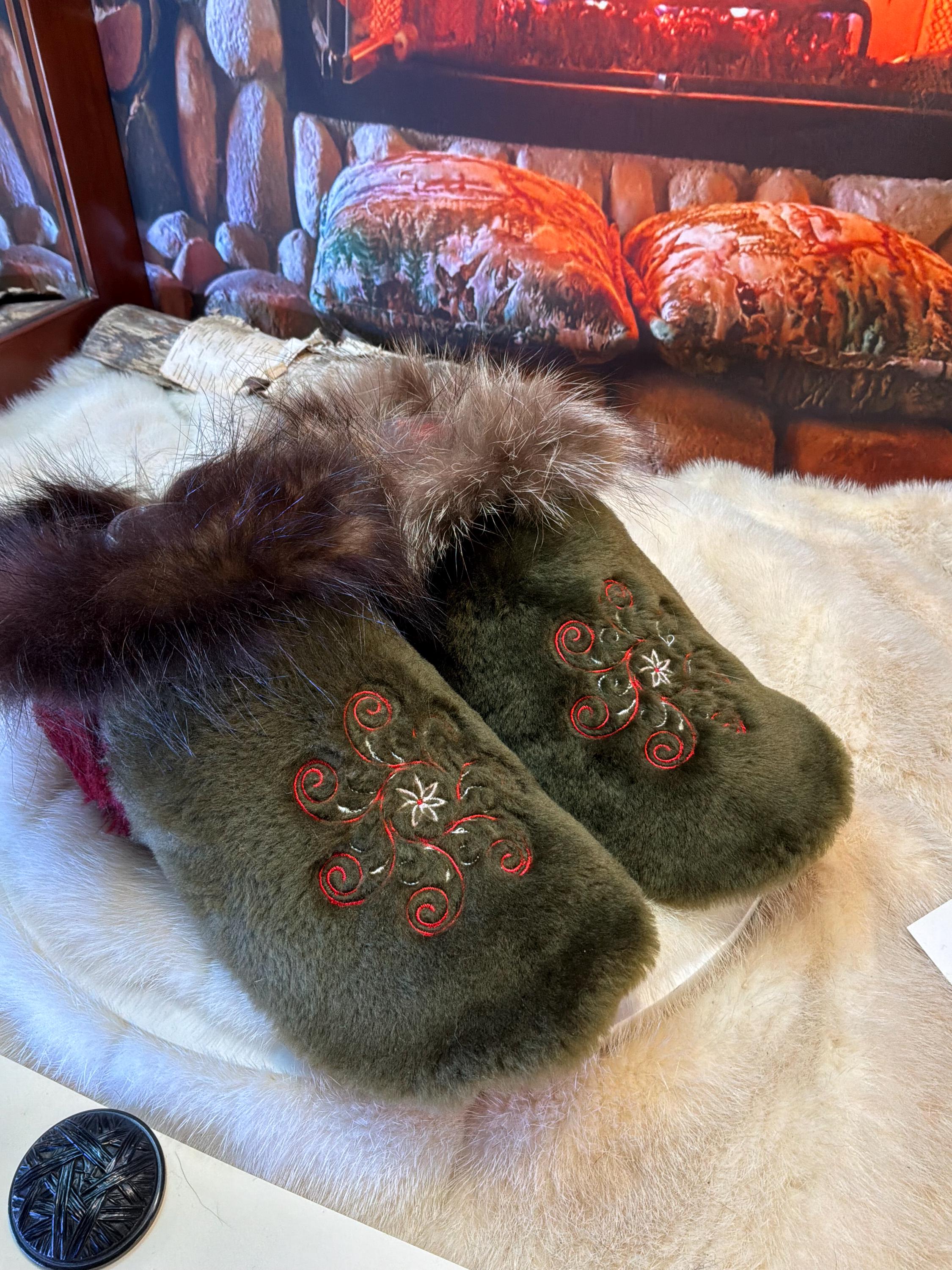 Slipper Noëlline pointure 8 femme – Sherling italien & cuir recyclé, pièce unique faite à la main au Québec Édition Brodée