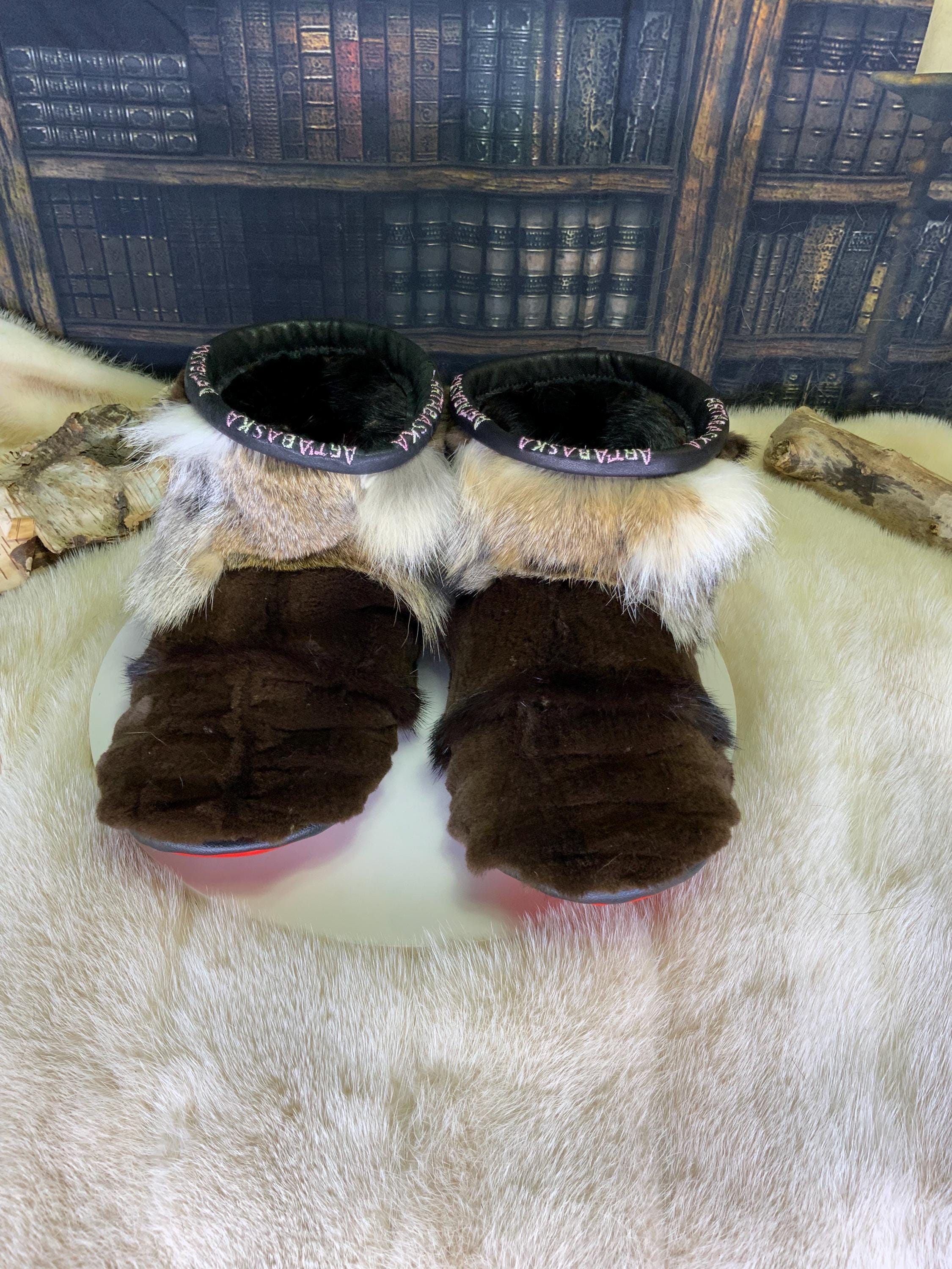 Mocassins d’intérieur Claire pour femme 7 en castor rasé brun naturel recyclé, castor non rasé et coyote naturel recyclé – faits à la main au Québec, chauds, respirants, confort de luxe, pièce unique Art’Abaska 💕