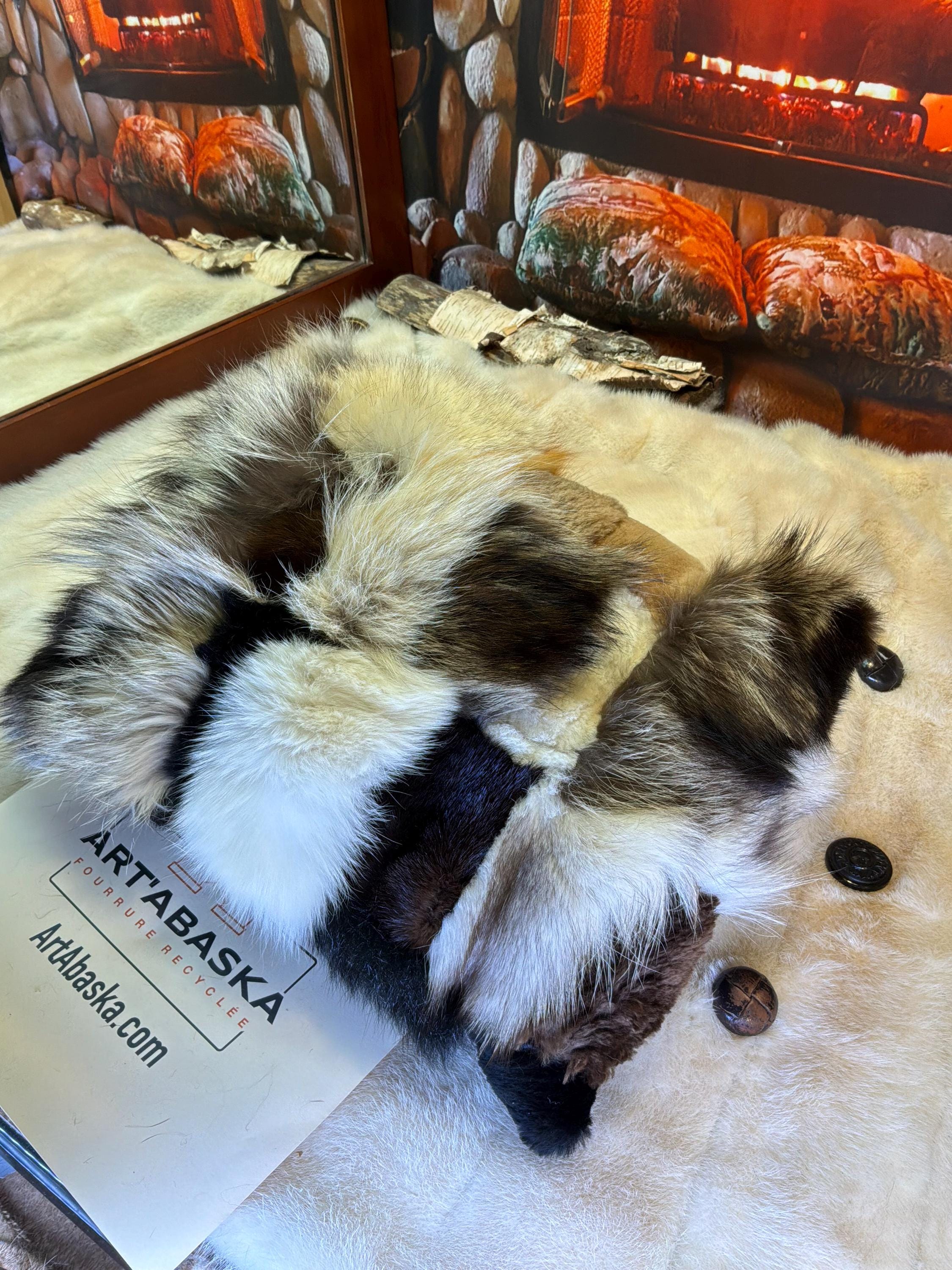 Coussin patchwork fourrures recyclées fait à la main Québec coussin décoratif cuir brun chocolat avec poche pièce unique ArtAbaska