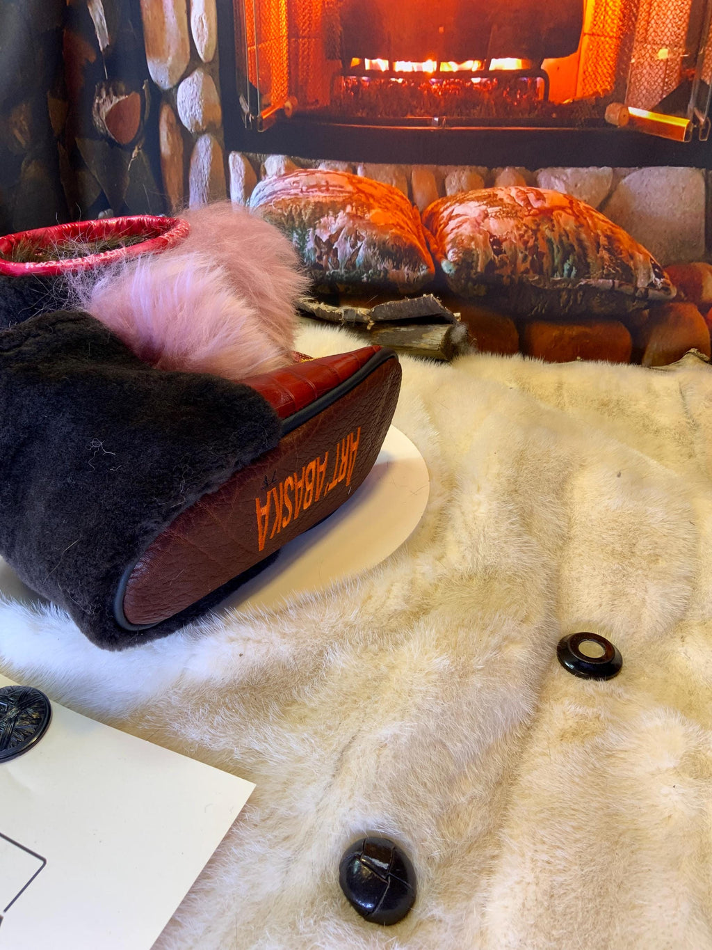 Mocassins d’intérieur Angèle – 7 femme – cuir croco bourgogne brodé mandala orange, fourrure recyclée en mouton & semelle brun chocolat, faits à la main au Québec ✨🧡🤎