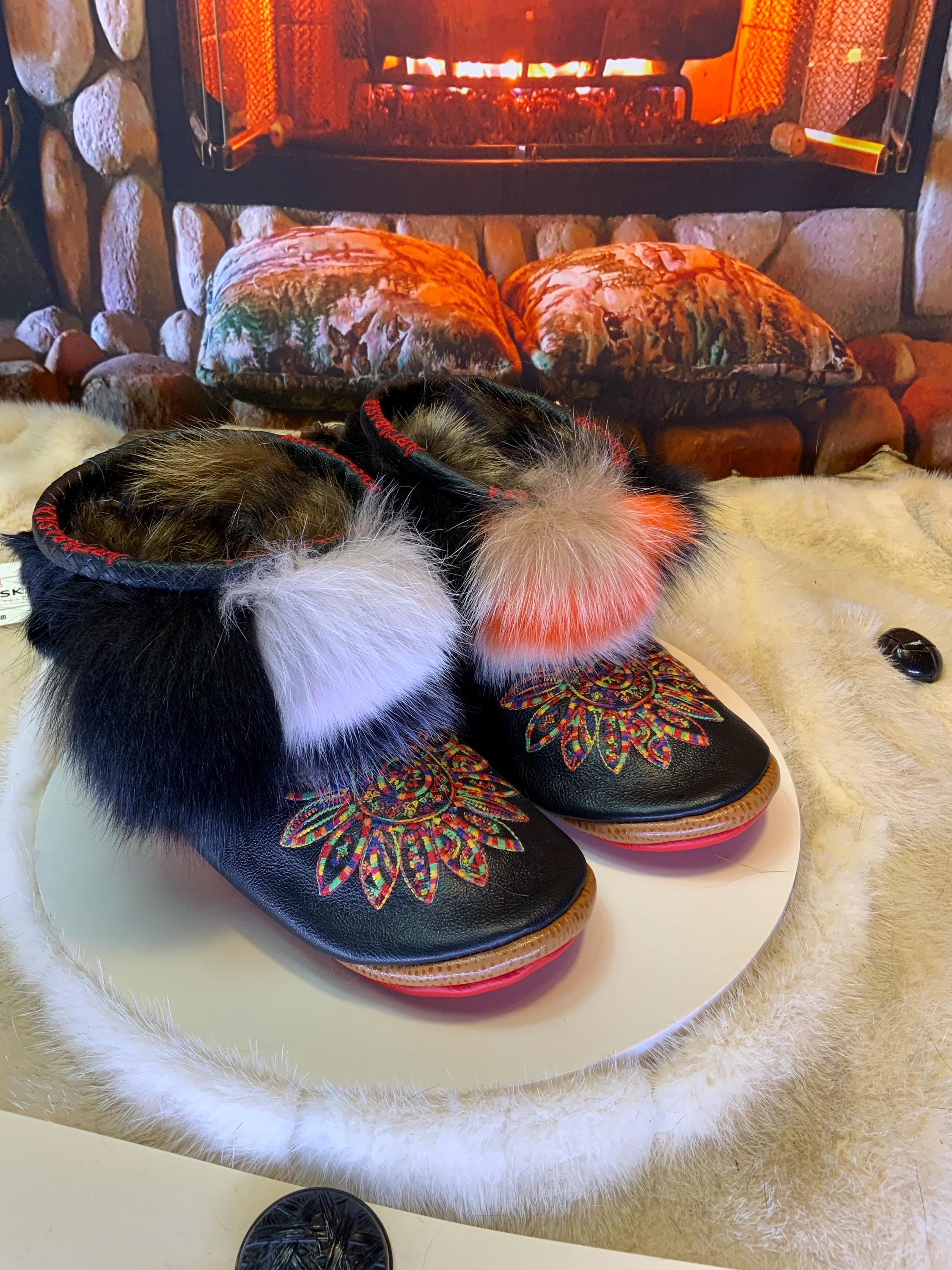 Mocassins d’intérieur Bernadette – 6 femme – cuir italien noir brodé mandala multicolore & patchwork de fourrures recyclées, semelle rouge brodée blanc ✨🎨❤️