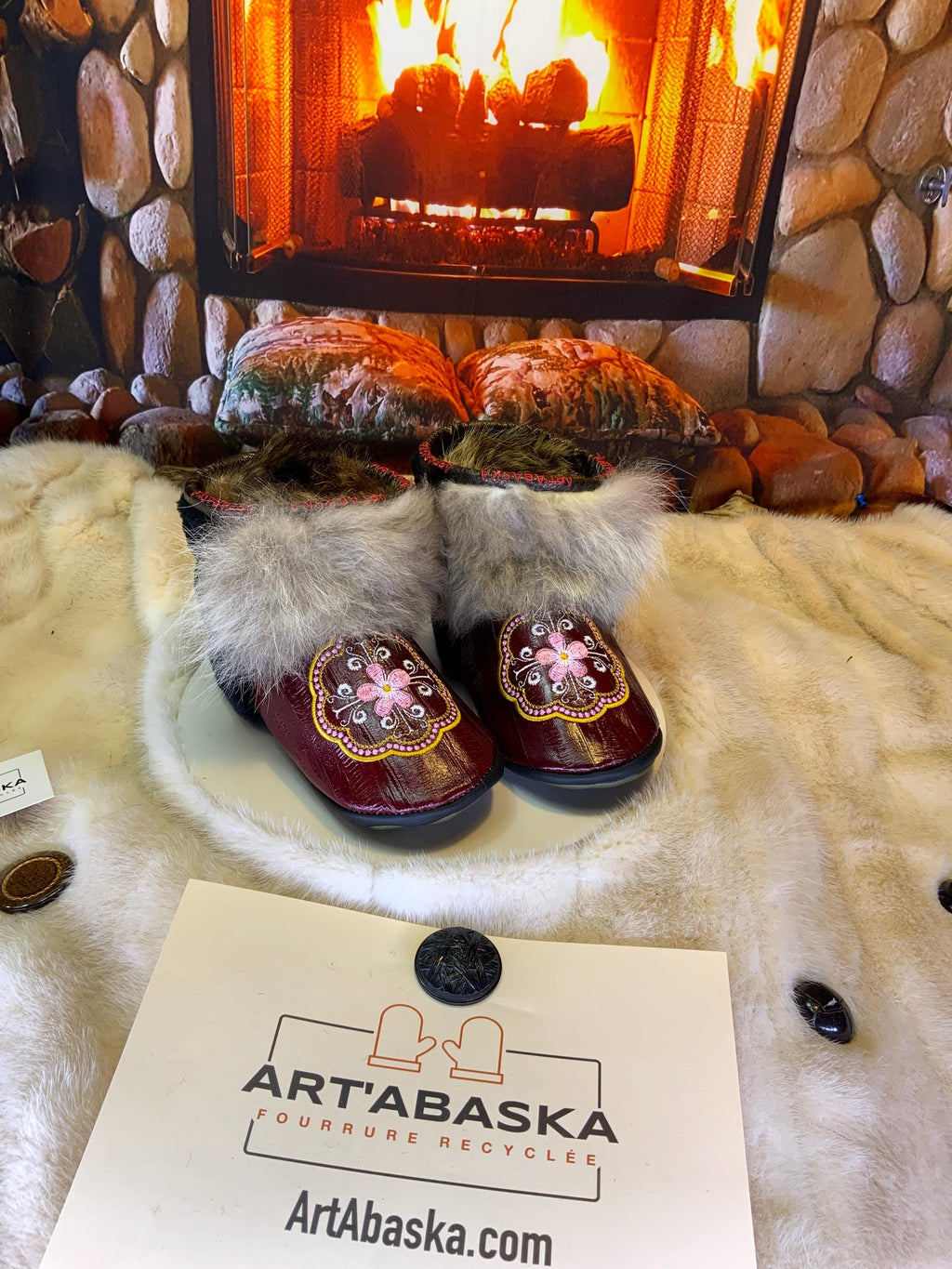 Mocassins d’intérieur Françoise 7 femme, cuir d’anguille recyclé brodé mandala, renard recyclé, fait à la main au Québec ✨💚🌸
