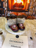 Mocassins d’intérieur Françoise 7 femme, cuir d’anguille recyclé brodé mandala, renard recyclé, fait à la main au Québec ✨💚🌸