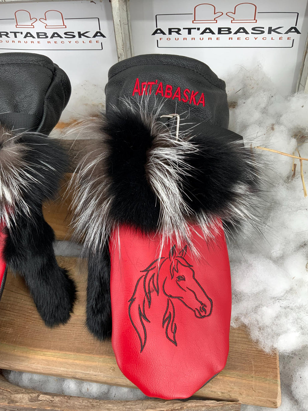 Mitaines Marie-Paule XL en fourrure recyclée renard noir et crystal, cuir rouge et noir embossé équin, fait à la main Québec