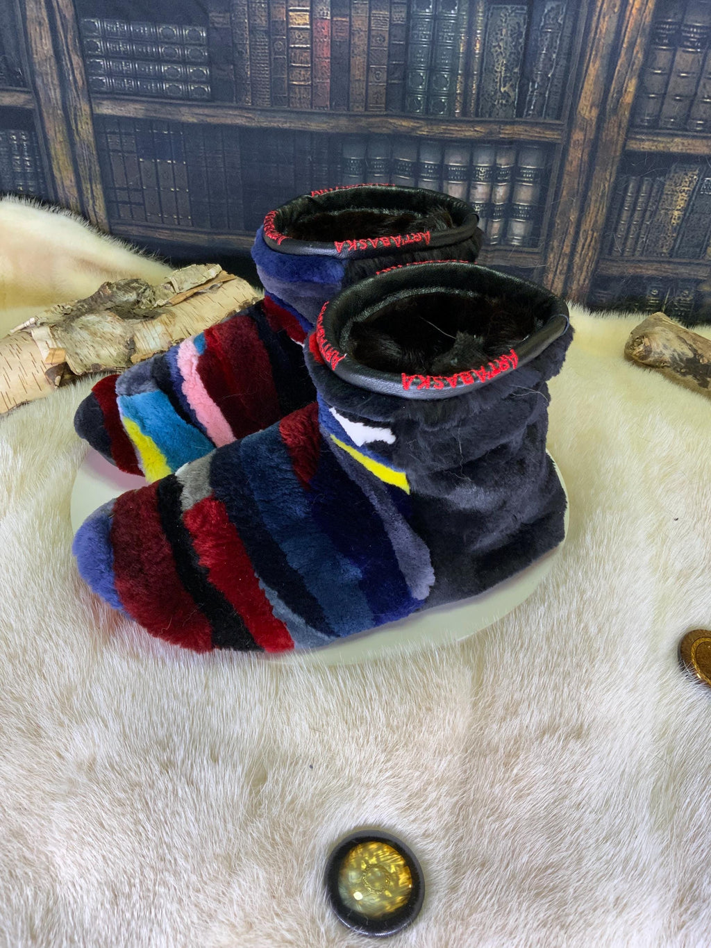 Mocassins d’intérieur Suzanne pour femme 7 en renard rasé teint cousu en lanières et castor rasé recyclé – faits à la main au Québec, chauds, respirants, confort de luxe, pièce unique Art’Abaska 💕