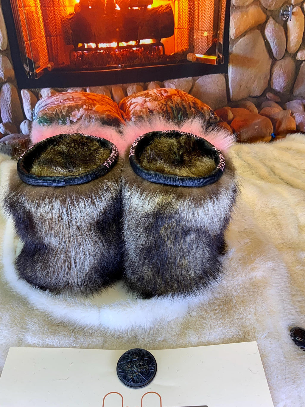 Mocassins d’intérieur Claudine – 9 femme – cuir italien brodé Minnie Mouse rose, mouton recyclé & semelle noire brodée rose, pièce unique faite à la main au Québec ✨💕