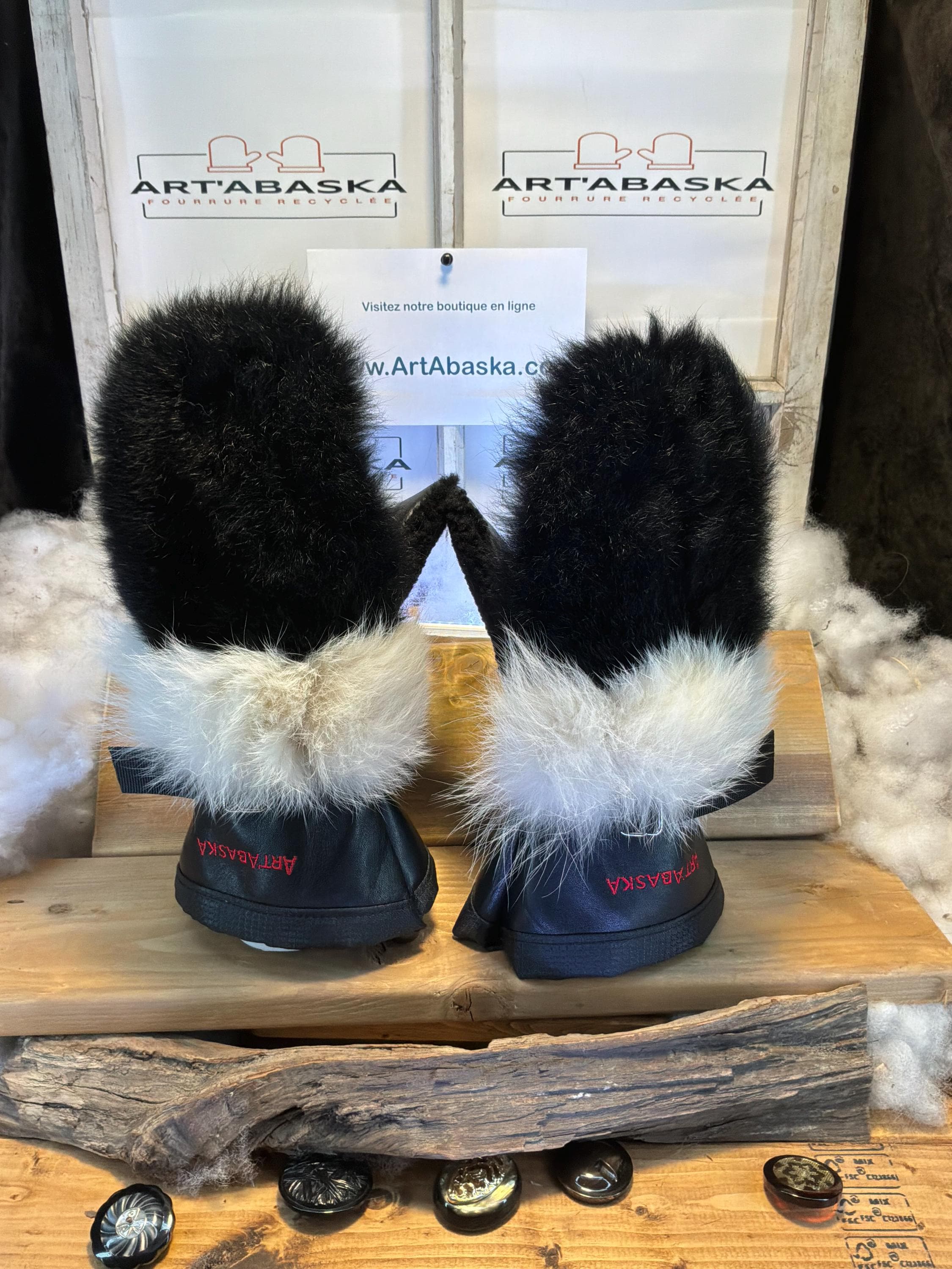 Mitaines Carole Medium cuir italien noir & opossum recyclé avec bande de renard blanc norvégien fait à la main Québec