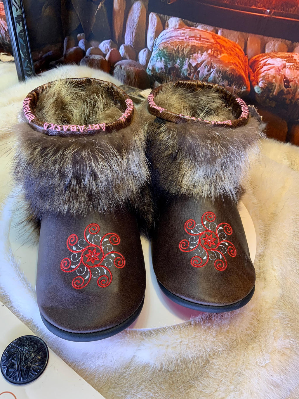 Mocassins d’intérieur Véronique – 9 Femme – cuir italien brun café brodé mandala rouge & blanc – fait à la main au Québec – pièce unique