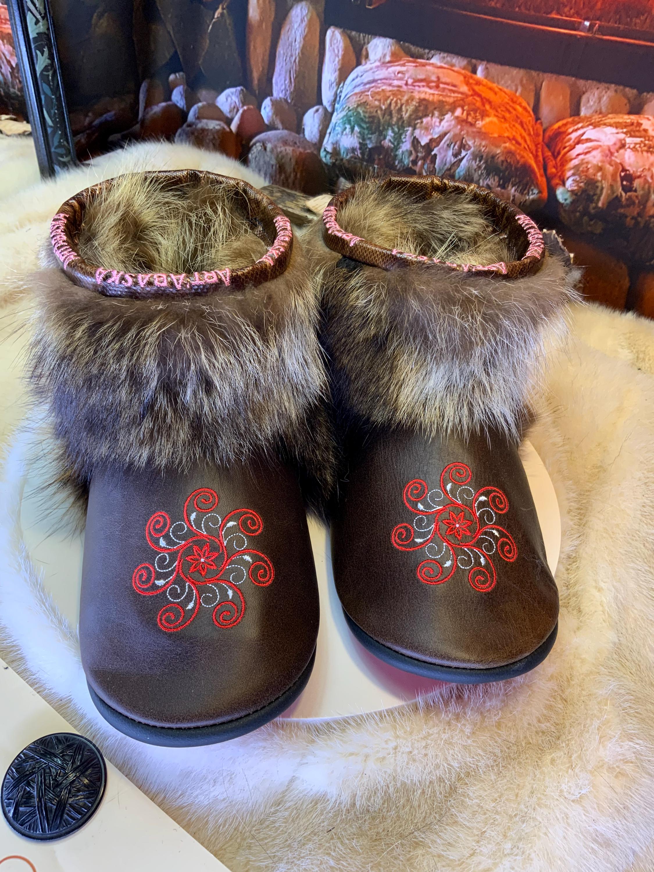 Mocassins d’intérieur Véronique – 9 Femme – cuir italien brun café brodé mandala rouge & blanc – fait à la main au Québec – pièce unique