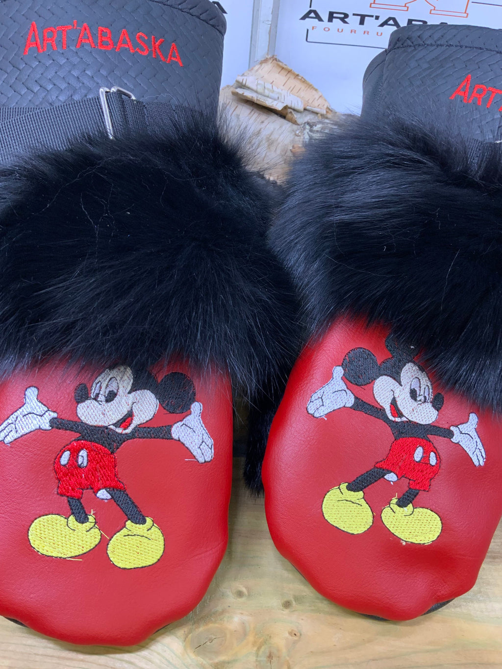 Mitaines Marcelle Large édition spéciale Mickey cuir rouge noir broderie ArtAbaska fourrure recyclée fait à la main Québec