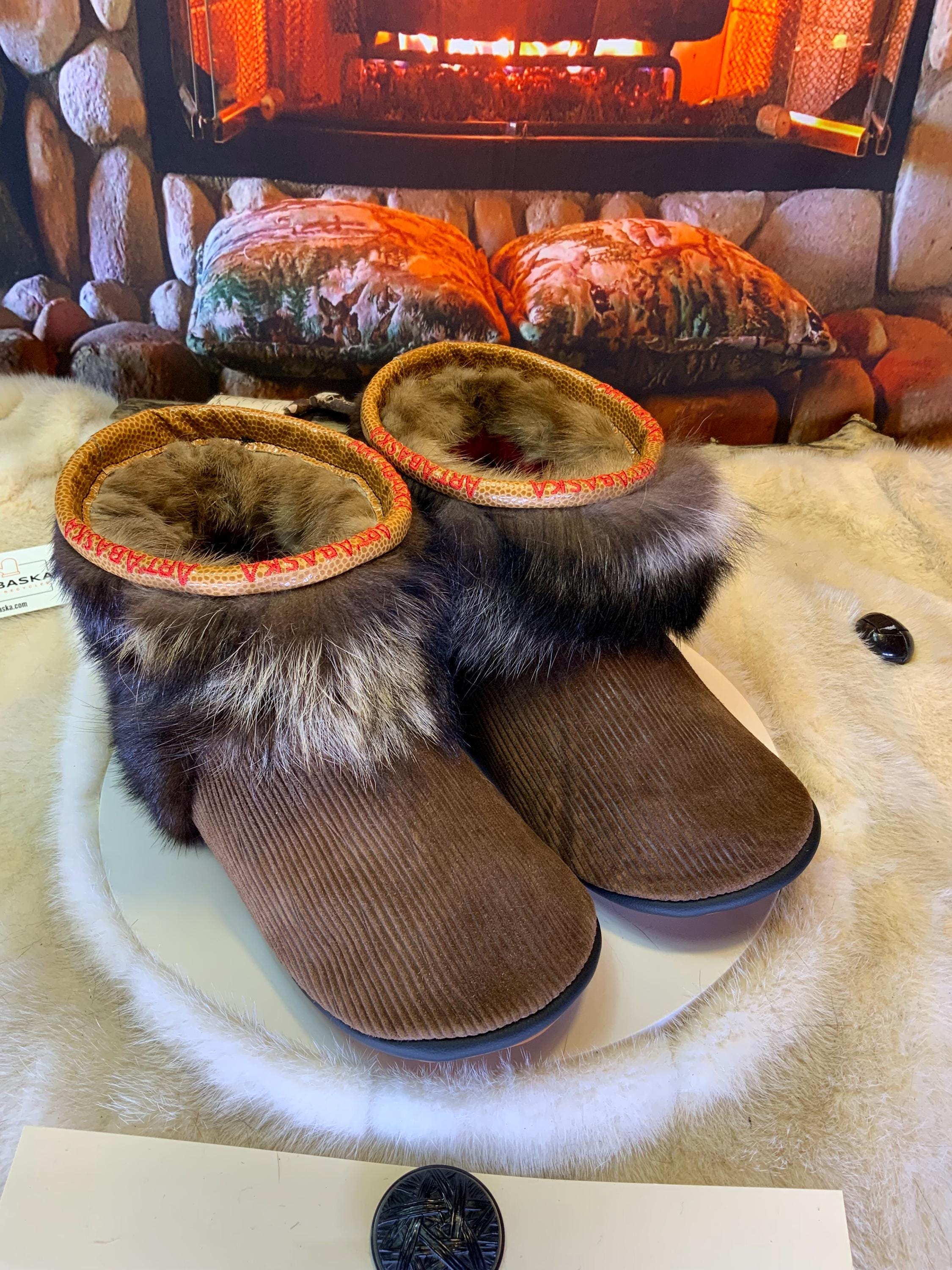 Mocassins d’intérieur Les Olivette – pointure 10 femme – cuir velours côtelé brun, vison, raton – fourrures recyclées fait à la main Québec