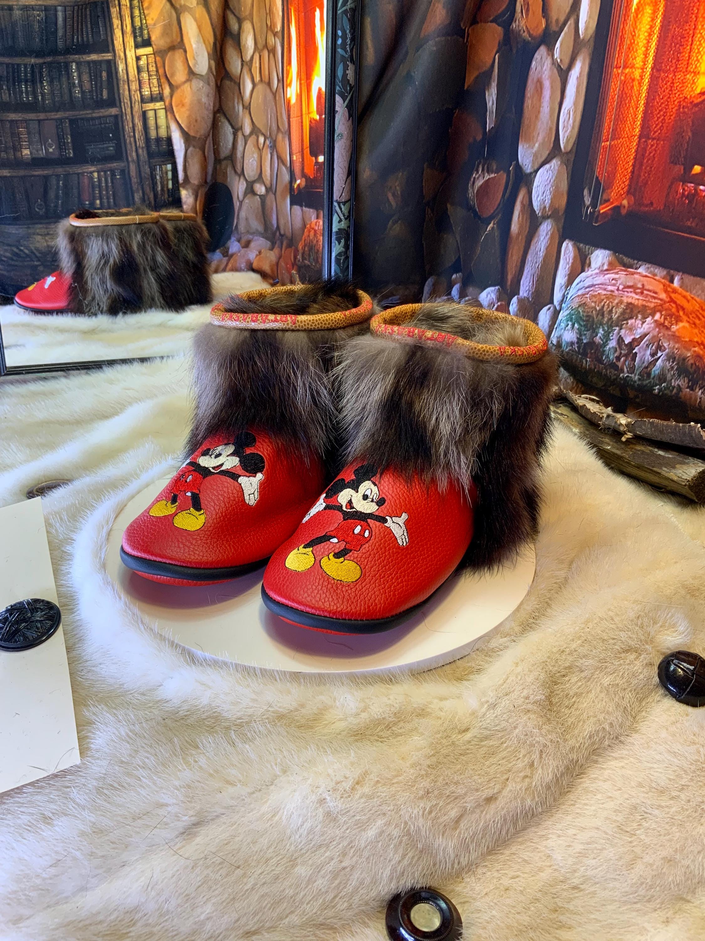 Mocassins d’intérieur Janine – 8 femme – cuir italien rouge vif brodé Mickey Mouse symétrique, faits à la main au Québec, pièce unique Art’Abaska ✨