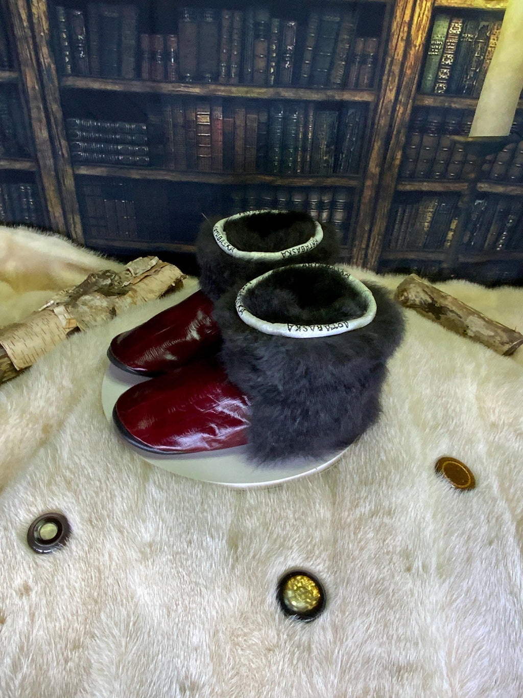 Mocassins d’intérieur Ernestine pointure 8 femme cuir italien bourgogne opossum recyclé fait à la main Québec pantoufles luxe