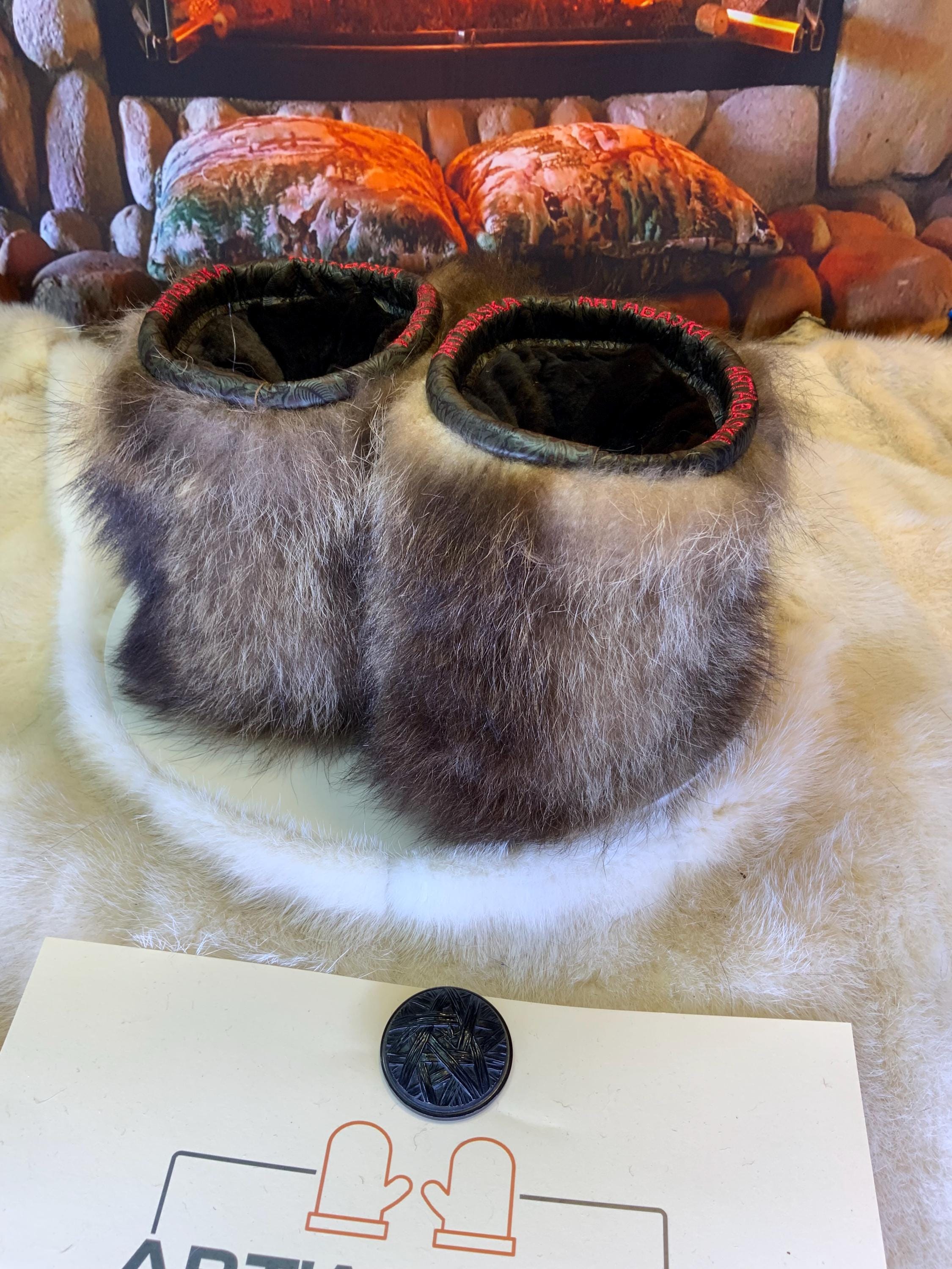 Mocassins d’intérieur Claudette – 8 femme – édition toute fourrure en mouton noir & raton recyclés, semelle rouge, pièce unique faite à la main au Québec ✨🖤❤️